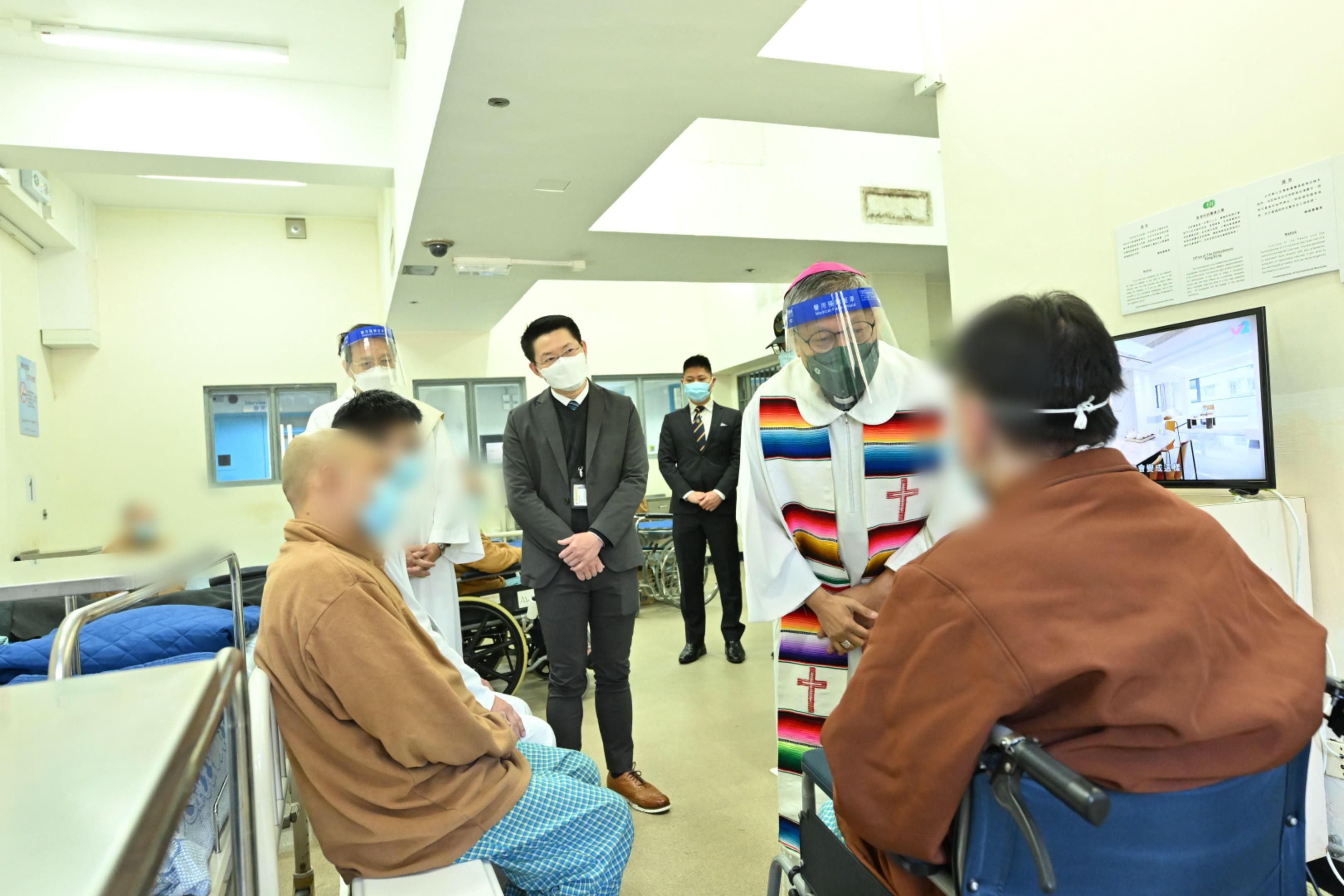 The Correctional Services Department has arranged for persons in custody to attend activities during the Christmas festive period. The Catholic Bishop of Hong Kong, the Most Reverend Stephen Chow (second right), accompanied by the Deputy Commissioner (Operations and Strategic Development) of Correctional Services, Mr Ng Chiu-kok (fourth right), visited the hospital in Stanley Prison to convey his sympathy and support to the sick persons in custody today (December 25).