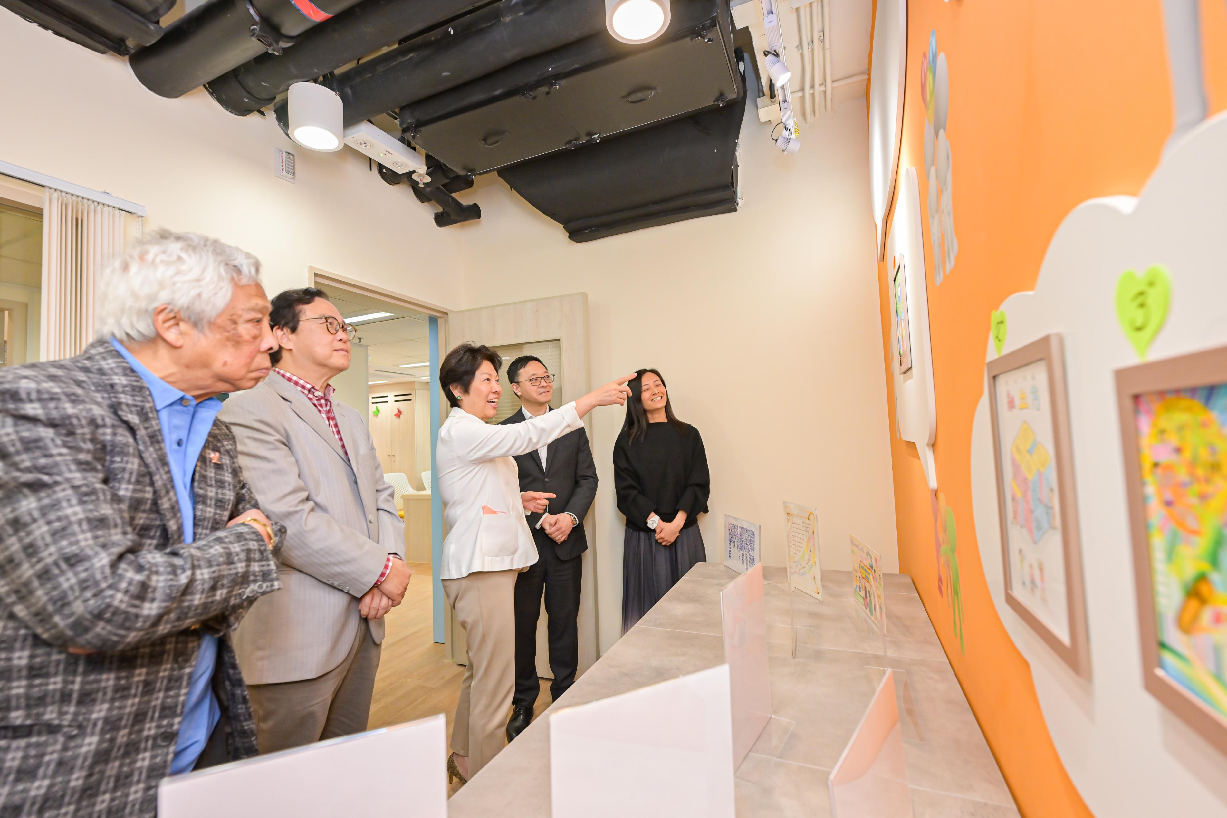 The Correctional Services Department officially launched its multi-purpose family and rehabilitation service centre in Sha Tin today (March 27). Photo shows the Chairman of the Committee on Community Support for Rehabilitated Offenders (CCSRO), Ms Tsui Li (centre); the Honorary Advisors of the CCSRO, Mr Lau Hon-wah (first left) and Mr Siu Chor-kee (second left); and the Commissioner of Correctional Services, Mr Wong Kwok-hing (second right), touring the centre.