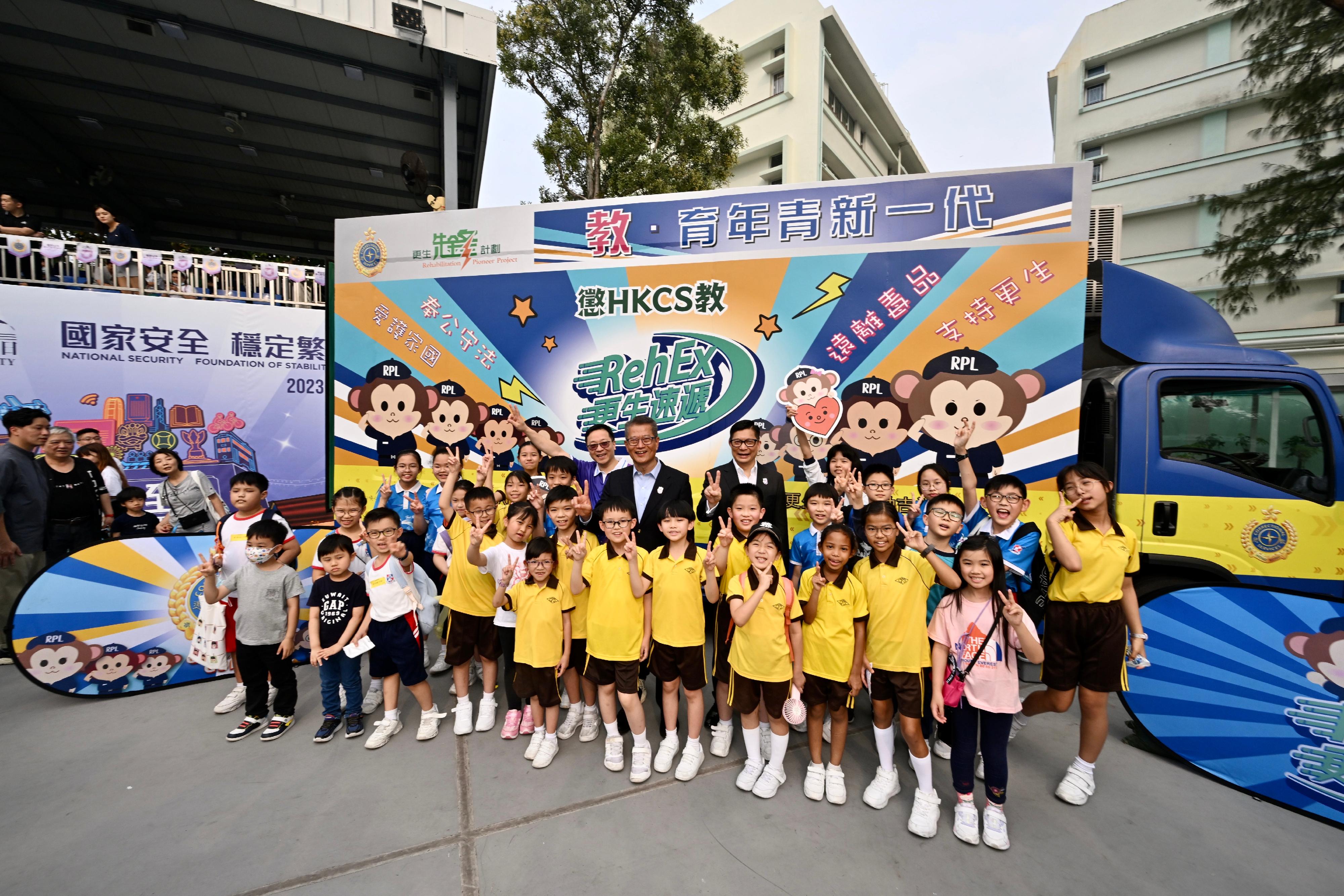 The Financial Secretary, Mr Paul Chan, attended the Safeguarding National Security Cup awards presentation ceremony today (April 15). Photo shows Mr Chan (back row, centre), accompanied by the Secretary for Security, Mr Tang Ping-keung (back row, right), and the Commissioner of Correctional Services, Mr Wong Kwok-hing (back row, left), visiting the “Rehabilitation Express” promotion vehicle, and pictured with children attending the open day.