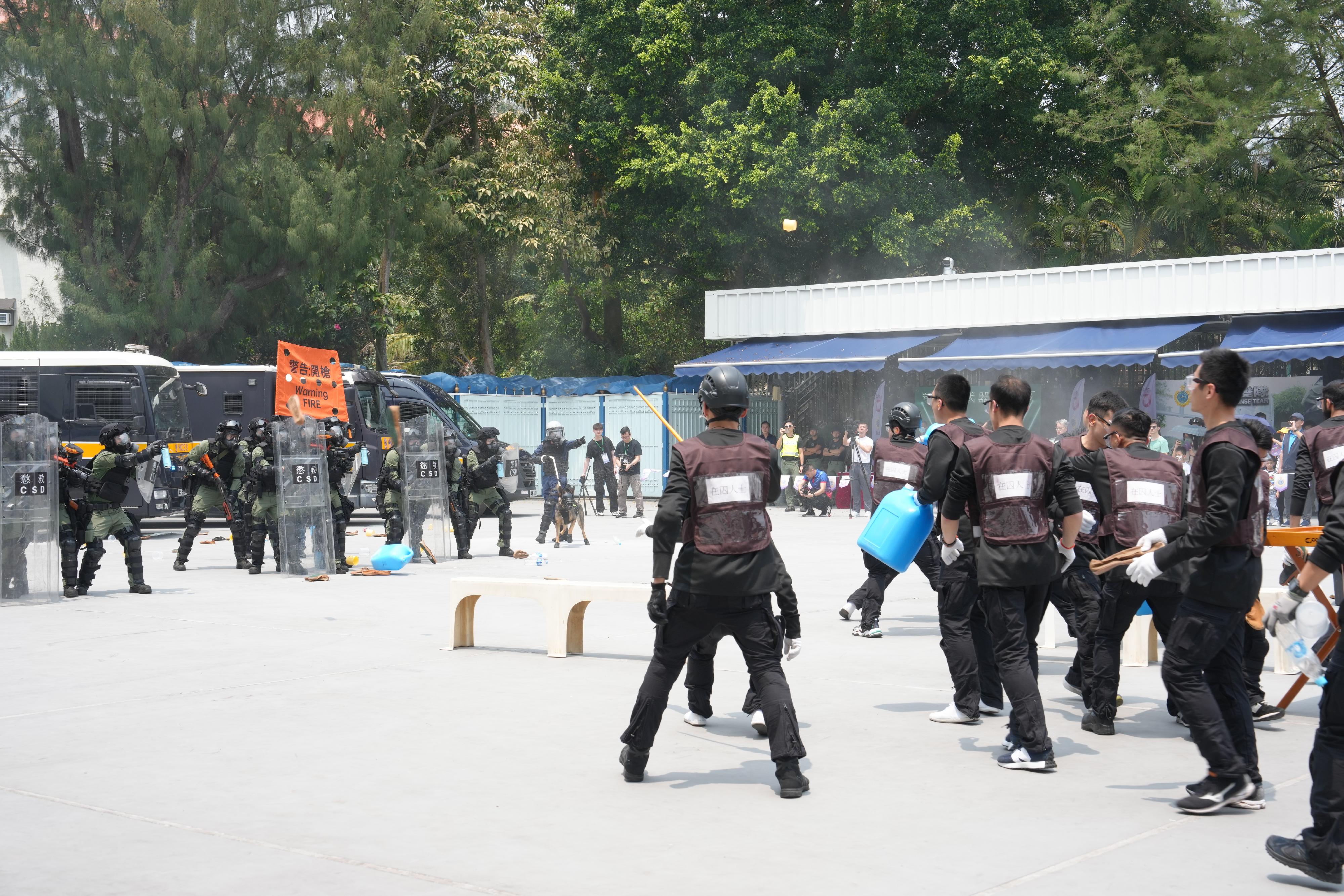 The Correctional Services Department held an open day at the Hong Kong Correctional Services Academy today (April 15), the National Security Education Day, to deepen the public's understanding of national security and the work of the department, including its work and effectiveness in safeguarding national security. Photo shows a demonstration by the Regional Response Team.