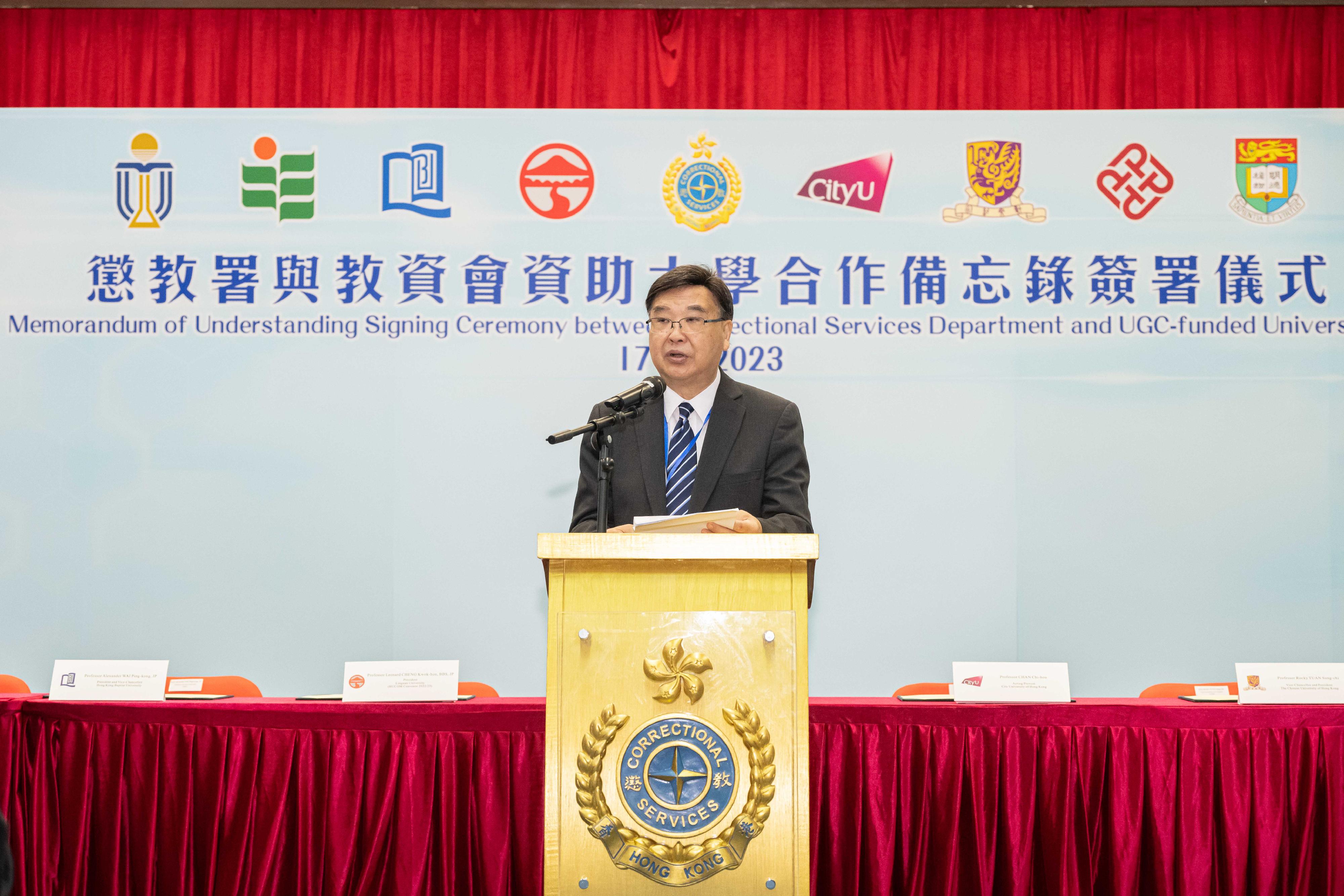 The Correctional Services Department and eight University Grants Committee-funded universities signed a Memorandum of Understanding today (April 17) to facilitate the continuous education of persons in custody who were students of the universities before imprisonment and wish to continue their studies. Photo shows the Chairman of the Research Grants Council, Professor Wong Yuk-shan, delivering a speech at the signing ceremony.