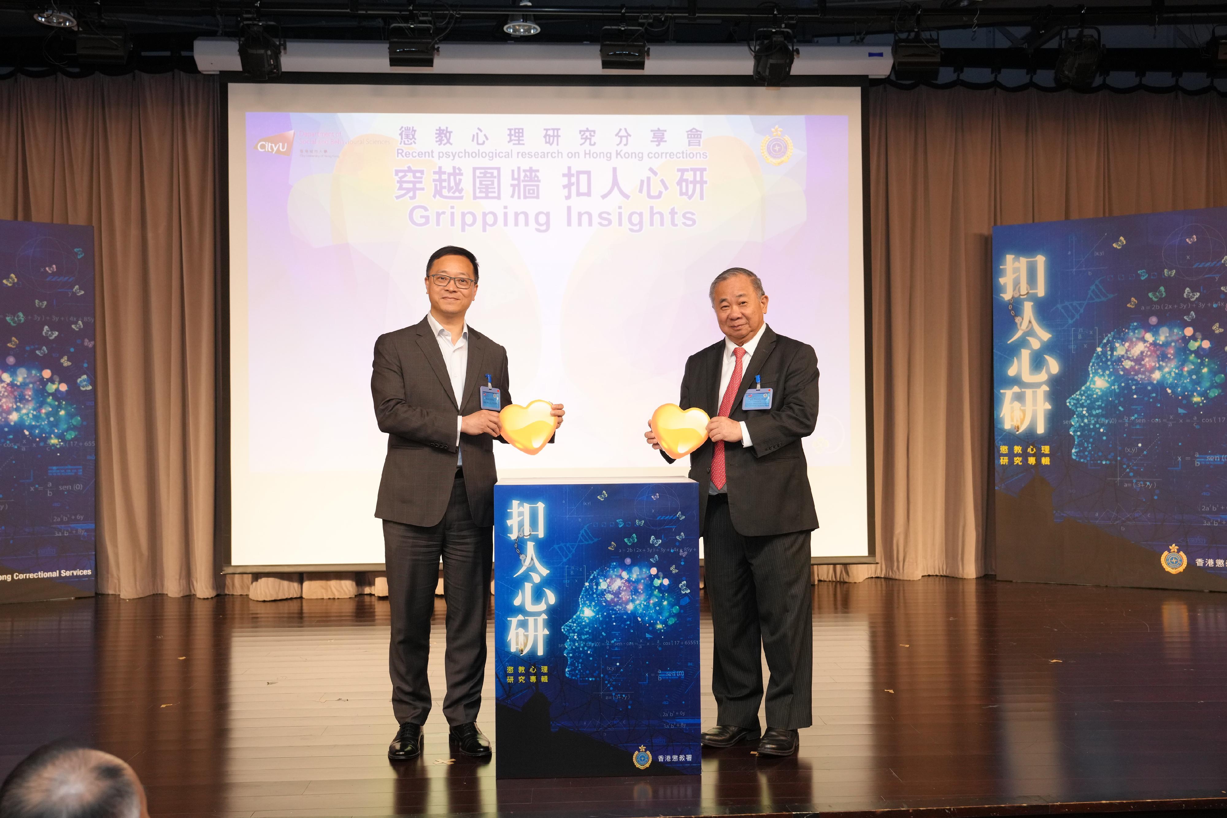 The Correctional Services Department (CSD) and the Department of Social and Behavioural Sciences of the City University of Hong Kong (CityU) co-organised a sharing forum on correctional psychology research to introduce a new book written by clinical psychologists of the CSD titled "Gripping Insights: Recent psychological research on Hong Kong Corrections" today (May 30). Photo shows the Commissioner of Correctional Services, Mr Wong Kwok-hing (left), and the President of CityU, Professor Freddy Boey (right), officiating at the opening of the forum.