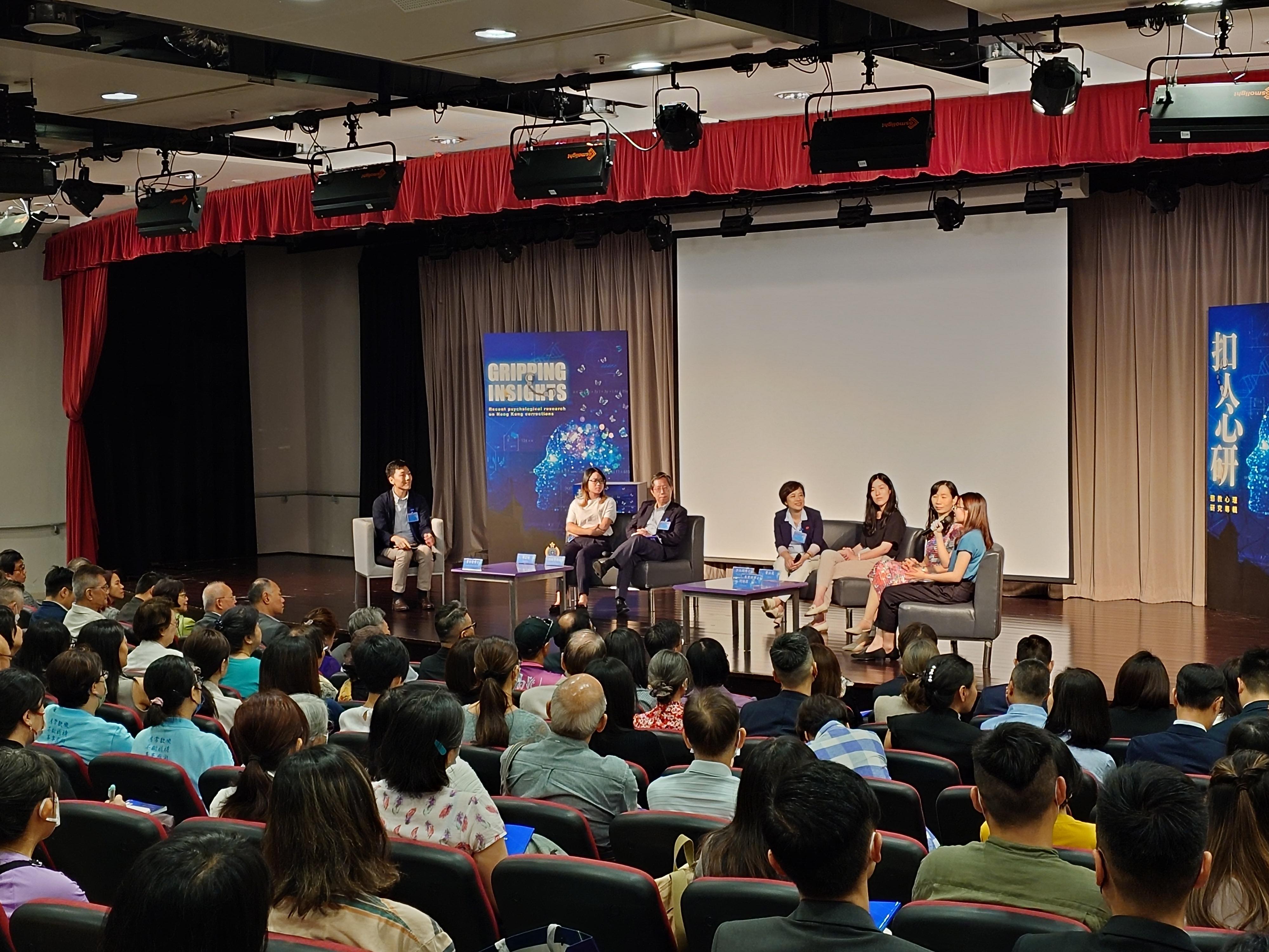 The Correctional Services Department (CSD) and the Department of Social and Behavioural Sciences of the City University of Hong Kong co-organised a sharing forum on correctional psychology research to introduce a new book written by clinical psychologists of the CSD titled "Gripping Insights: Recent psychological research on Hong Kong Corrections" today (May 30).