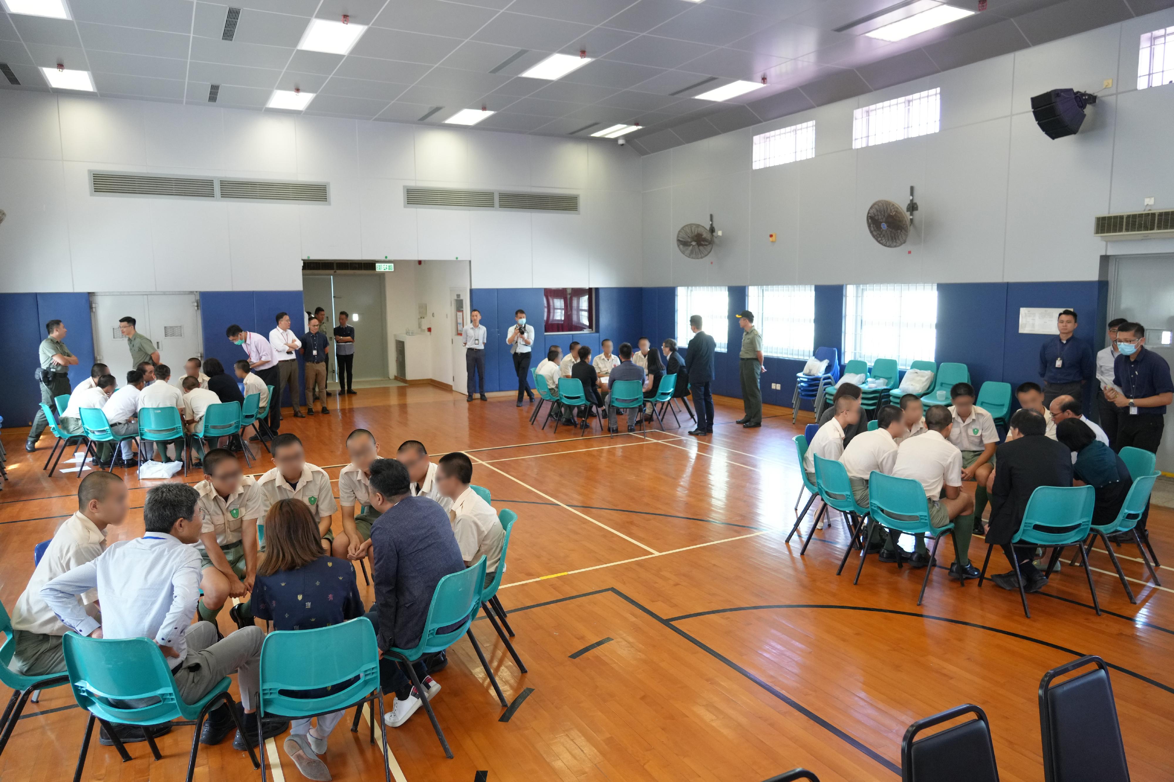 The Correctional Services Department organised an information sharing session on tertiary education programmes for young persons in custody (PICs) at Sha Tsui Correctional Institution today (June 26) and arranged for representatives of various universities to conduct group discussions with young PICs to provide them with learning suggestions.