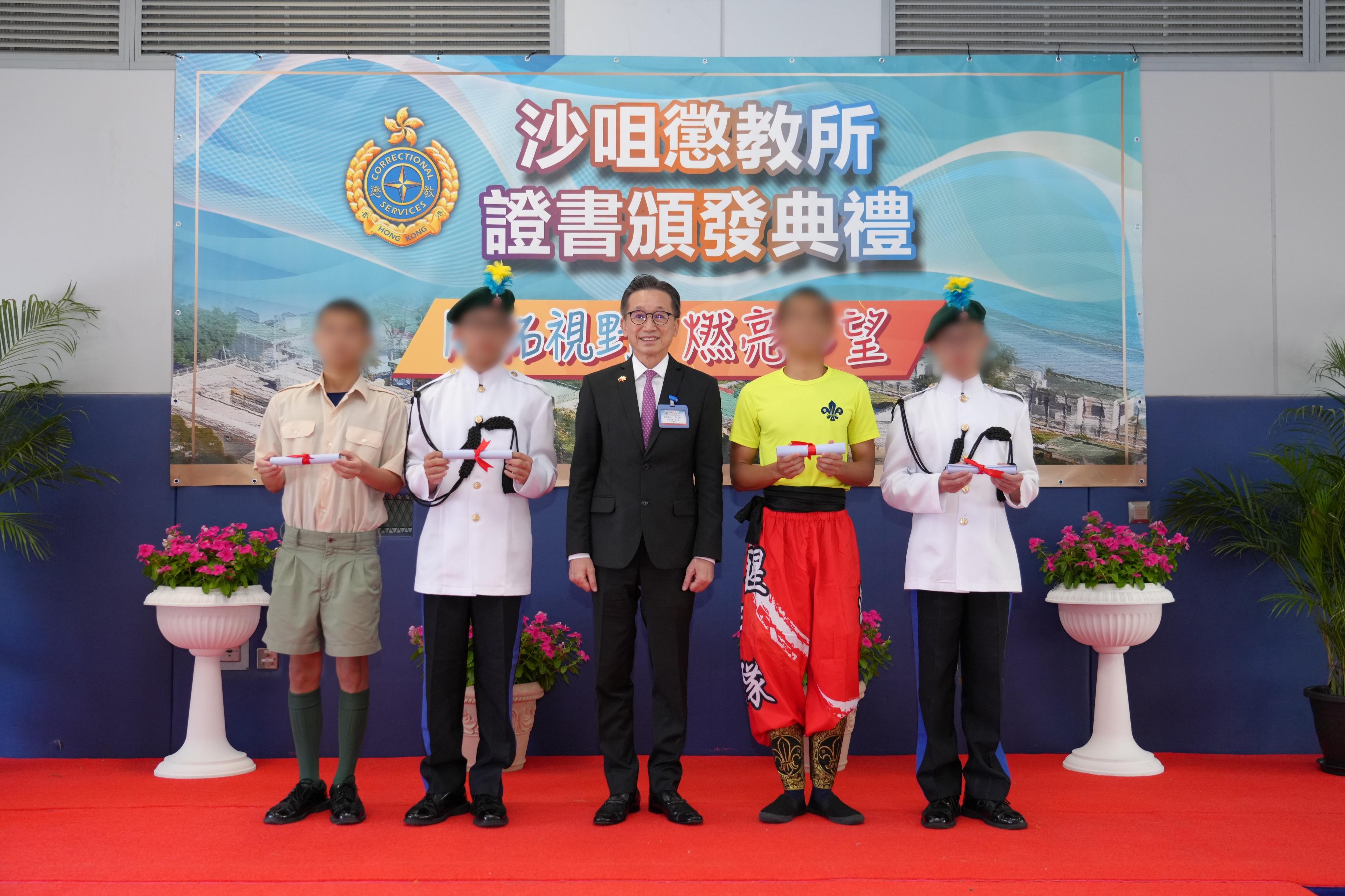 Young persons in custody (PICs) at Sha Tsui Correctional Institution of the Correctional Services Department were presented with certificates at a ceremony today (October 13) in recognition of their efforts and achievements in studies and vocational examinations. Photo shows the Chairman of the Board of Directors of Sik Sik Yuen, Mr Ma Chak-wa (centre), presenting certificates to young PICs.