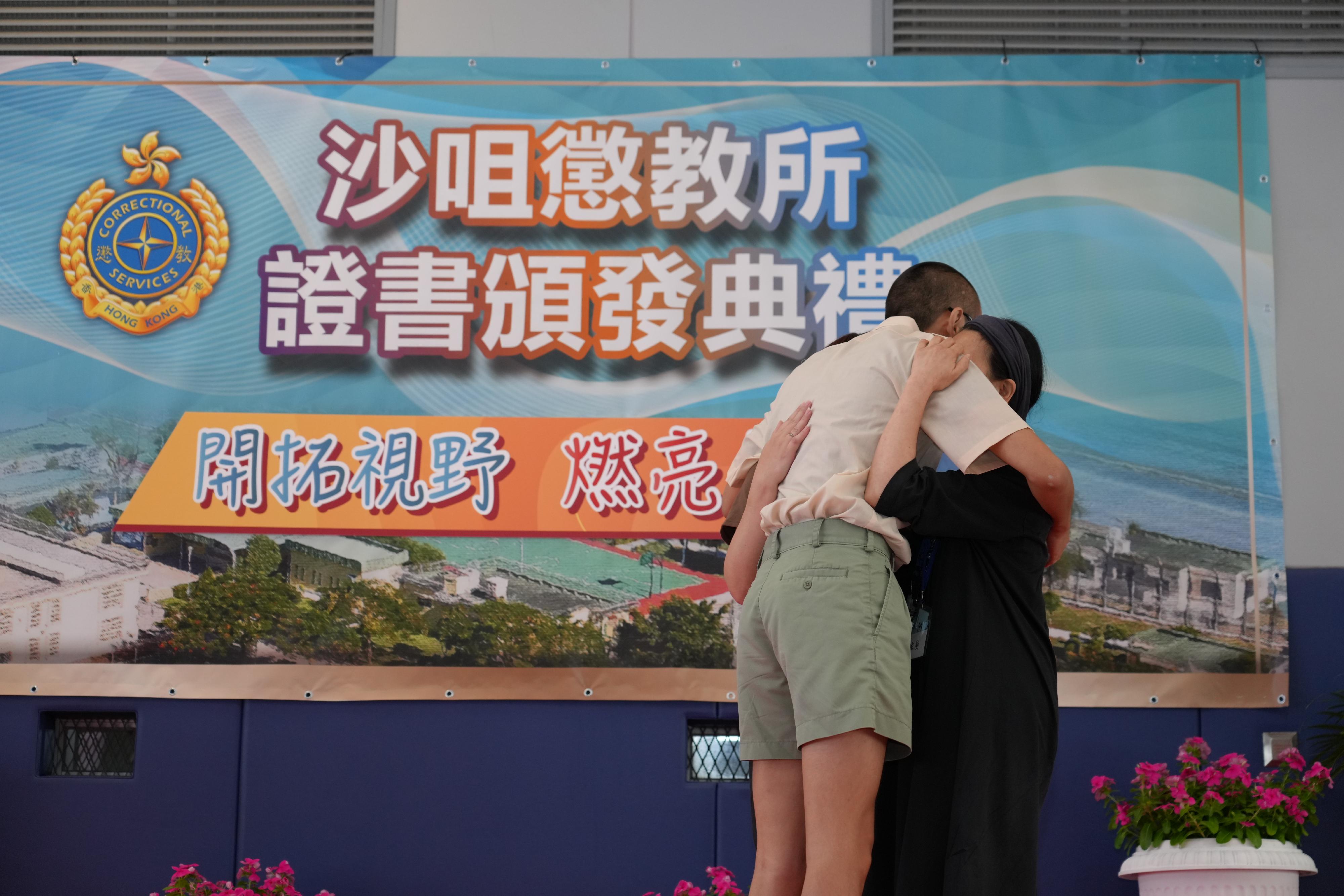 Young persons in custody at Sha Tsui Correctional Institution of the Correctional Services Department were presented with certificates at a ceremony today (October 13) in recognition of their efforts and achievements in studies and vocational examinations. Photo shows a young person in custody expressing his gratitude to family members for their support.