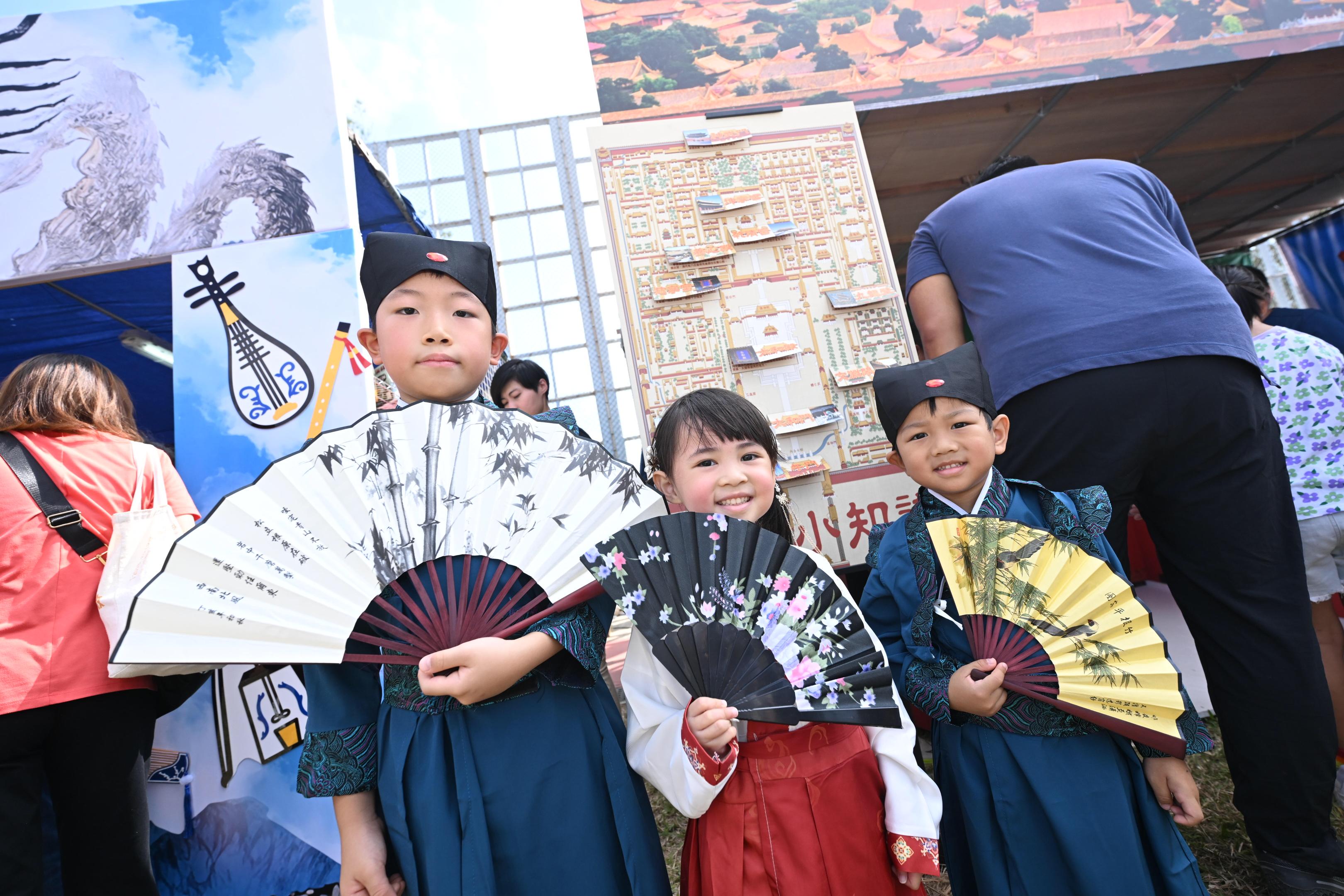 The Correctional Services Department (CSD) Sports Association held the CSD's 68th Autumn Fair at the football field adjacent to Stanley Prison today (November 4). Photo shows members of the public taking photos in traditional Chinese costume.