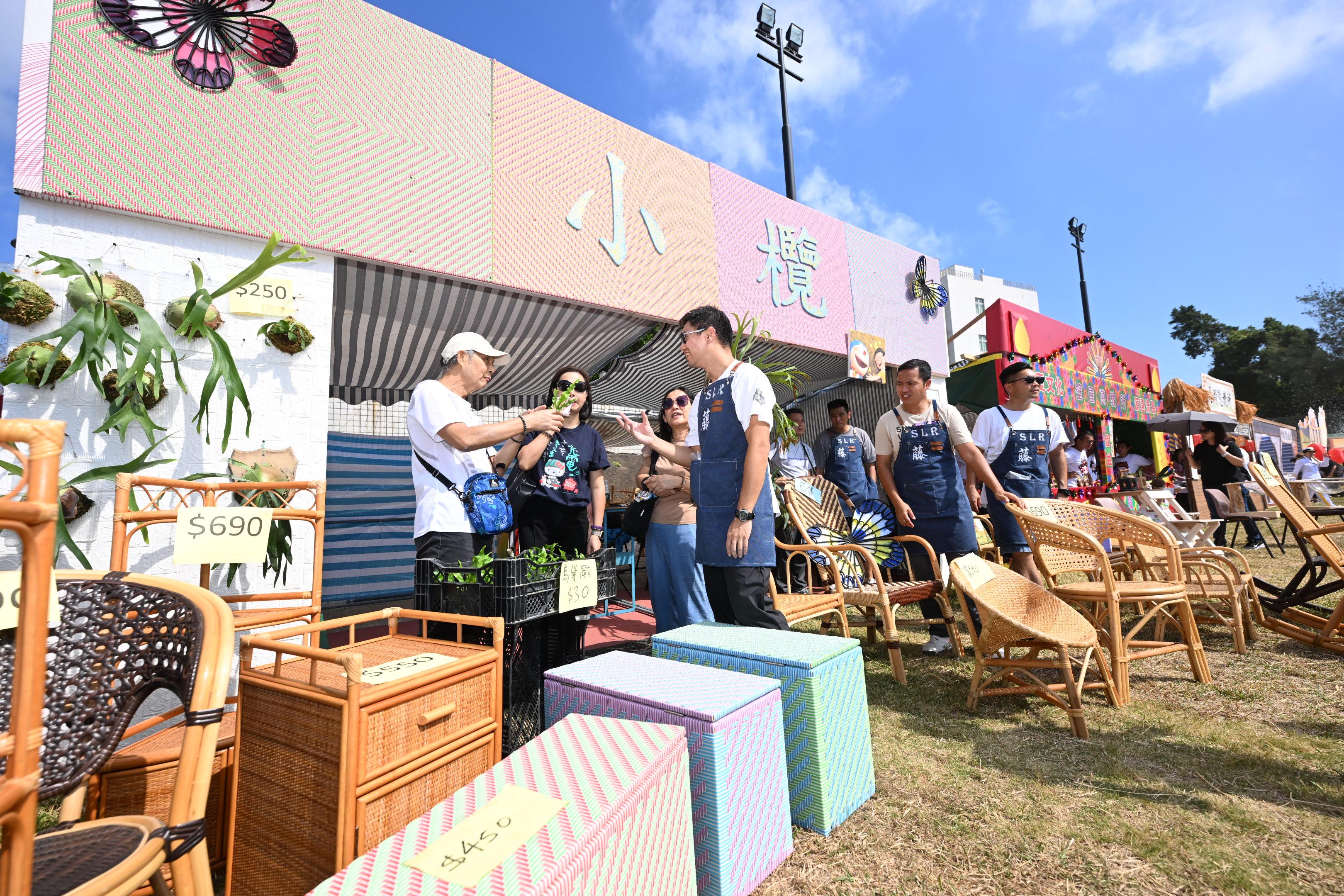 惩教署体育会主办的第六十八届秋季卖物会今日（十一月四日）在赤柱监狱侧足球场举行，会场内有摊位售卖在囚人士制作的产品。