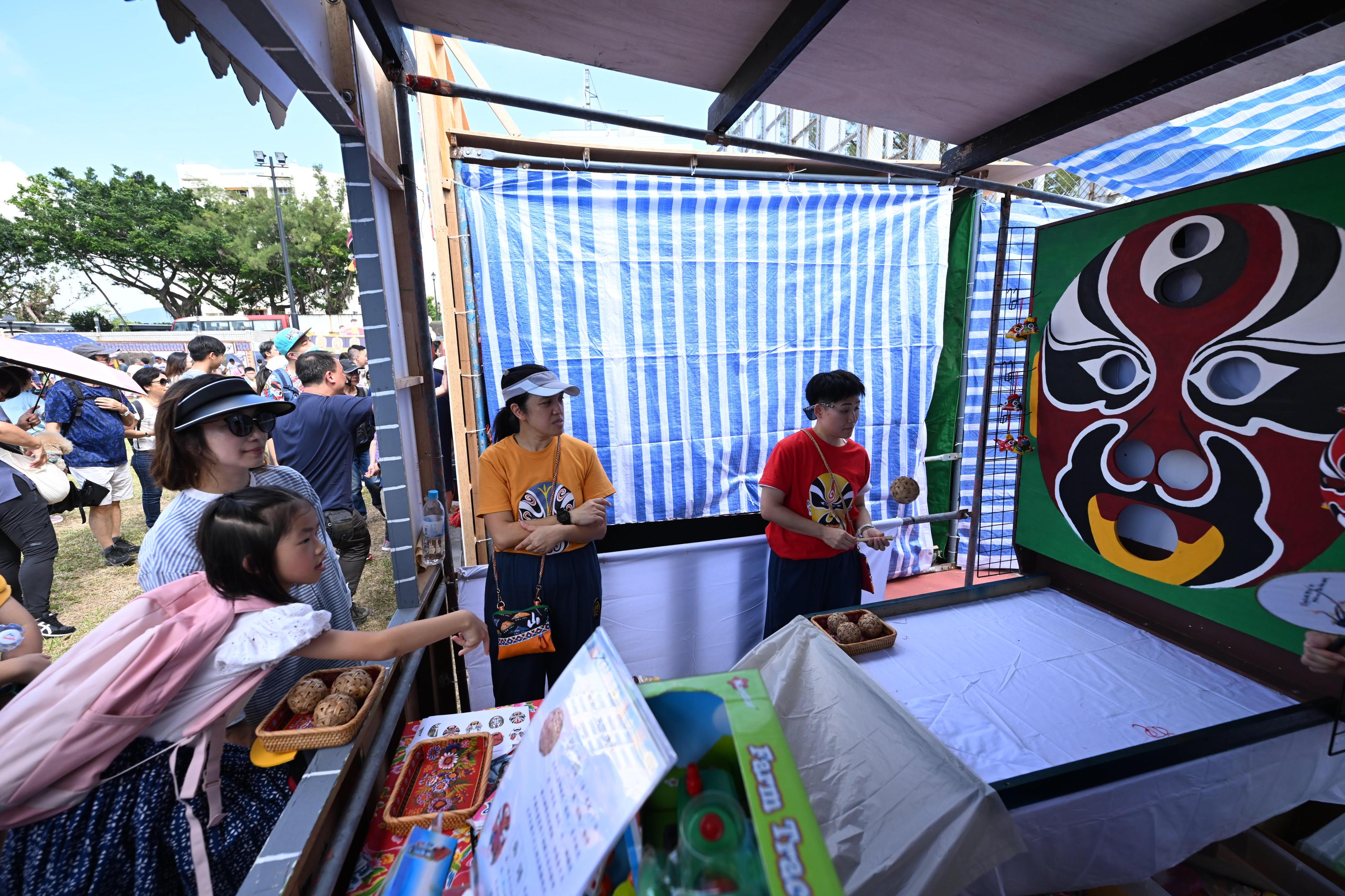 The Correctional Services Department (CSD) Sports Association held the CSD's 68th Autumn Fair at the football field adjacent to Stanley Prison today (November 4). Photo shows members of the public participating in a booth game.