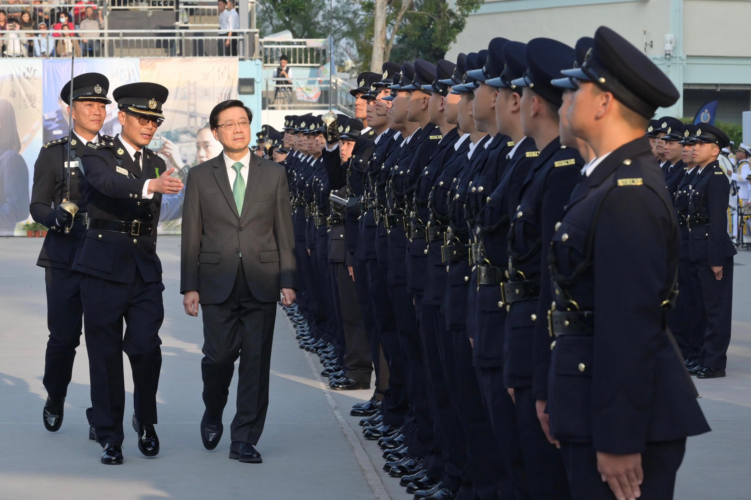 行政長官李家超今日（十一月二十四日）出席懲教署學員結業會操。圖示李家超（左三）檢閱結業學員。