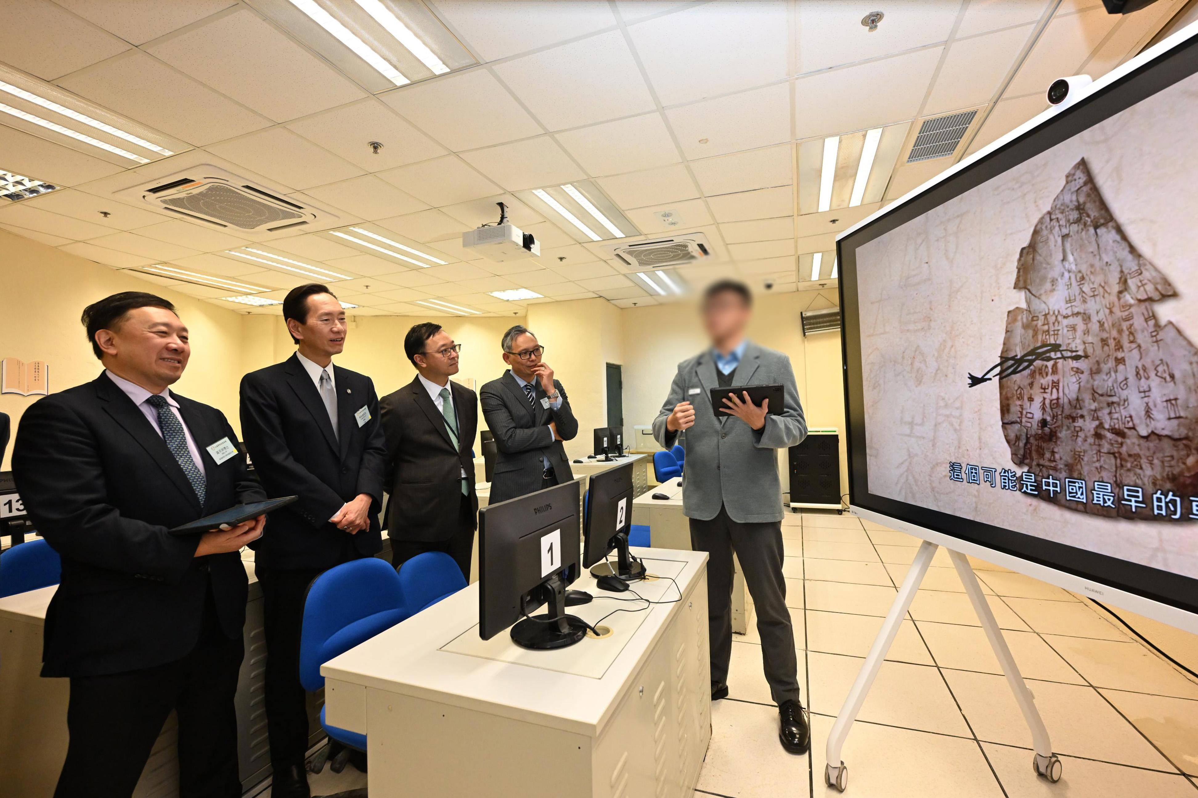 The Correctional Services Department held the opening ceremony of the Ethics College at Pak Sha Wan Correctional Institution today (November 30). Photo shows the Under Secretary for Security, Mr Michael Cheuk (second right); the Commissioner of Correctional Services, Mr Wong Kwok-hing (centre); Steward of the Hong Kong Jockey Club Mr Bernard Chan (second left); and the Council Chairman of the Hong Kong Metropolitan University, Dr Conrad Wong (first left), being briefed by a person in custody student on the learning facilities.