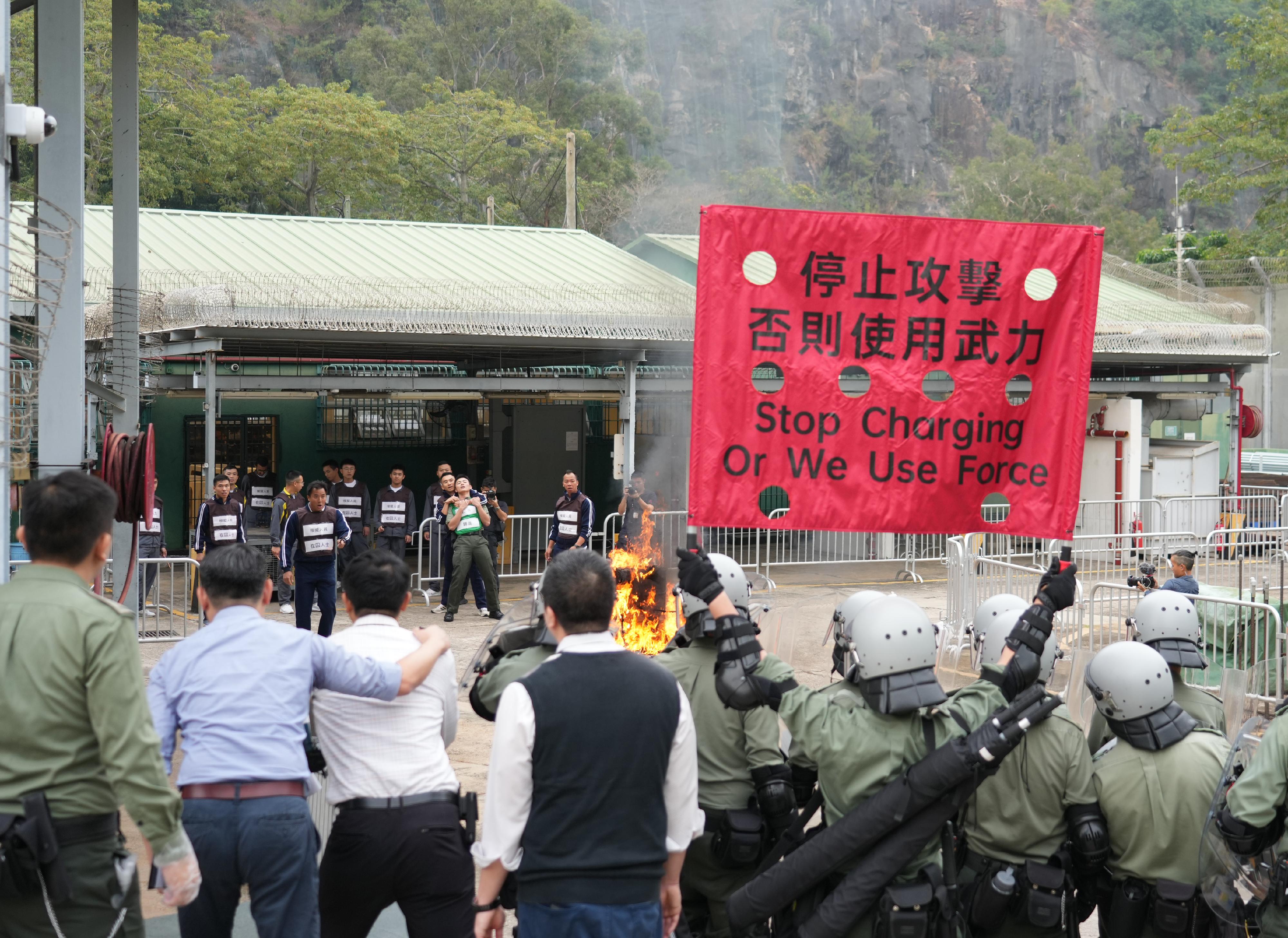 惩教署今日（十二月六日）在大榄惩教所进行代号为「和谐二十二号」的应变演习，模拟惩教院所内发生在囚人士集体违纪、挟持人质及外界人士企图包围囚车、设置生化武器等事件。图示惩教人员处理挟持人质事件。