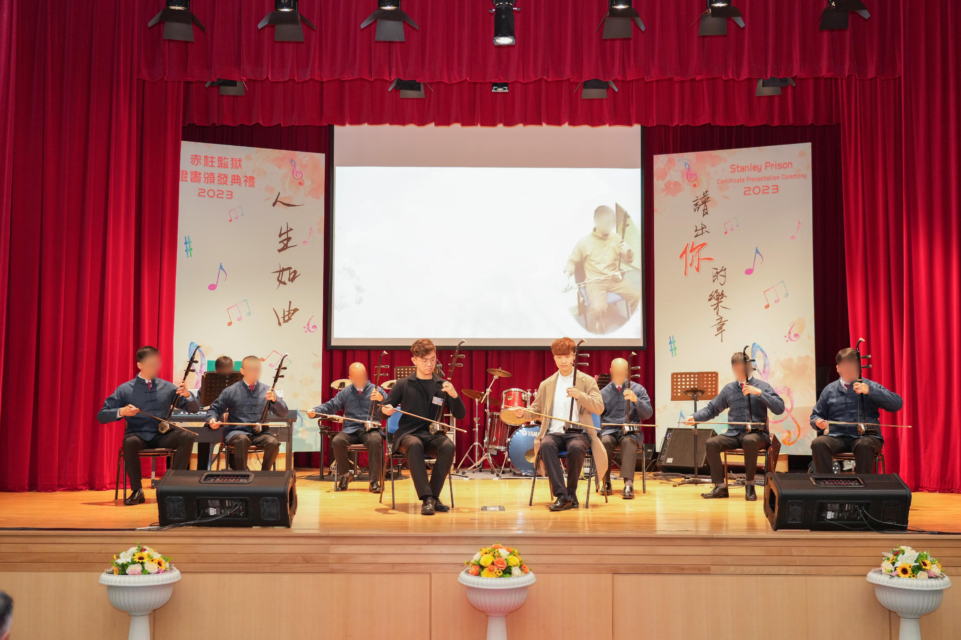 Persons in custody at Stanley Prison of the Correctional Services Department were presented with certificates at a ceremony today (January 31) in recognition of their continuous efforts in pursuing further studies. Photo shows an erhu music performance staged by persons in custody with volunteer tutors, erhuist Chu Wan-pin (fourth right) and member of the Hong Kong Juvenile and Youth Chinese Classical Orchestra Kong Kin-pan (fourth left).