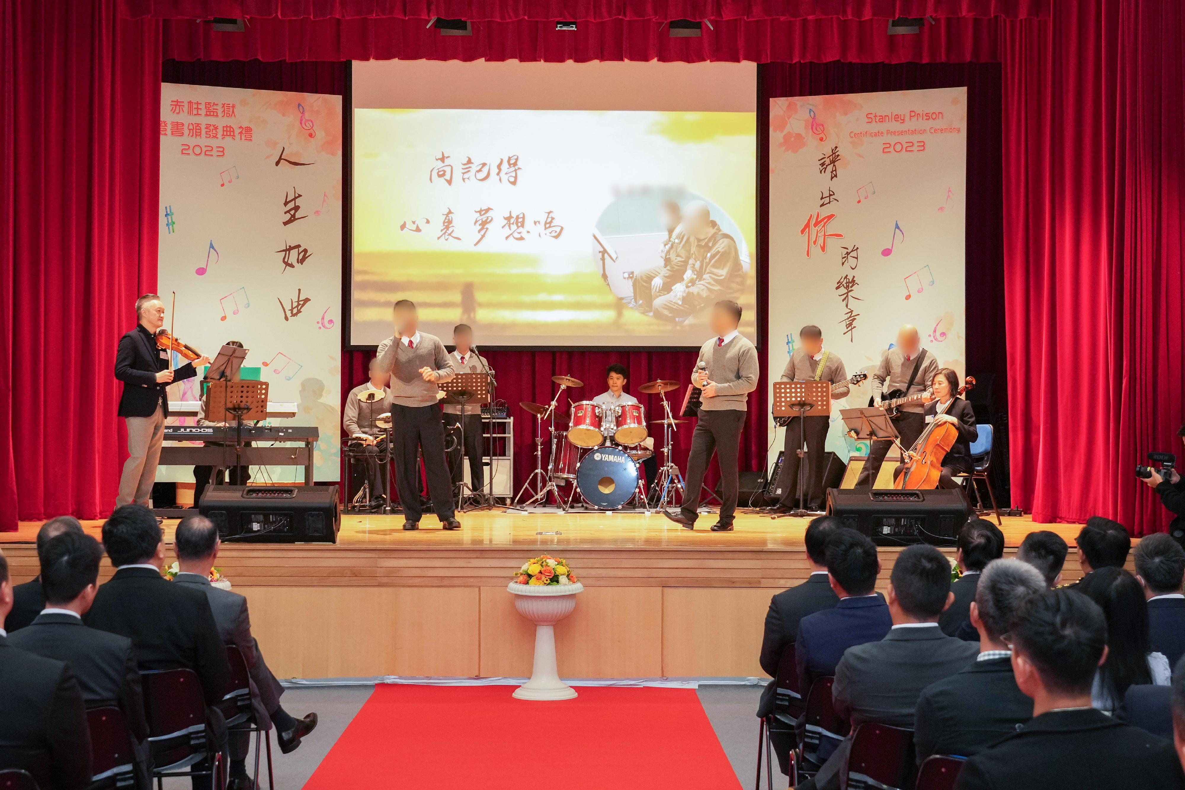 Persons in custody at Stanley Prison of the Correctional Services Department were presented with certificates at a ceremony today (January 31) in recognition of their continuous efforts in pursuing further studies. Photo shows a band composed of persons in custody at Stanley Prison, together with MedArt volunteers, staging a music performance.