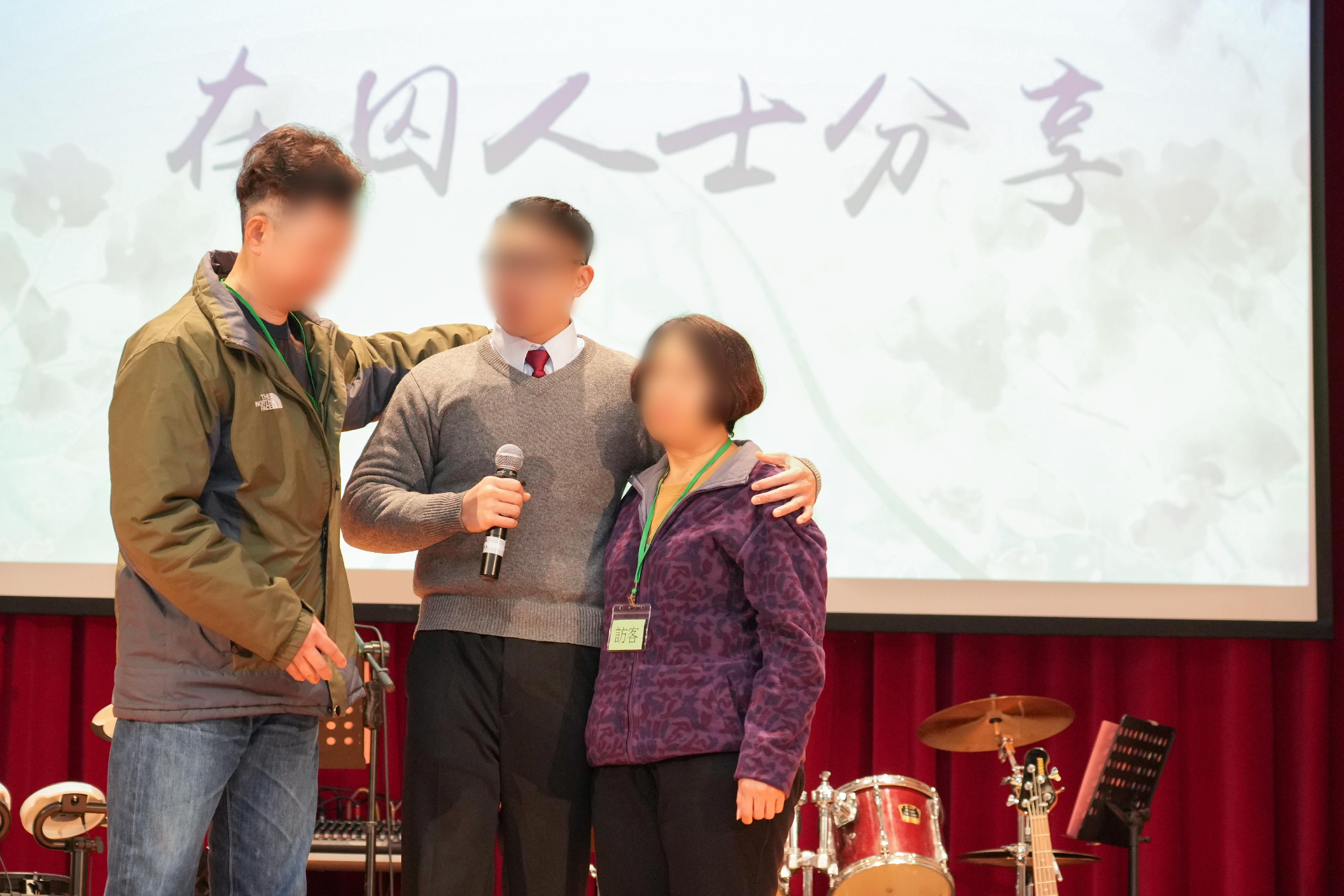 Persons in custody at Stanley Prison of the Correctional Services Department were presented with certificates at a ceremony today (January 31) in recognition of their continuous efforts in pursuing further studies. Photo shows a person in custody expressing his gratitude to his parents for their support and understanding.