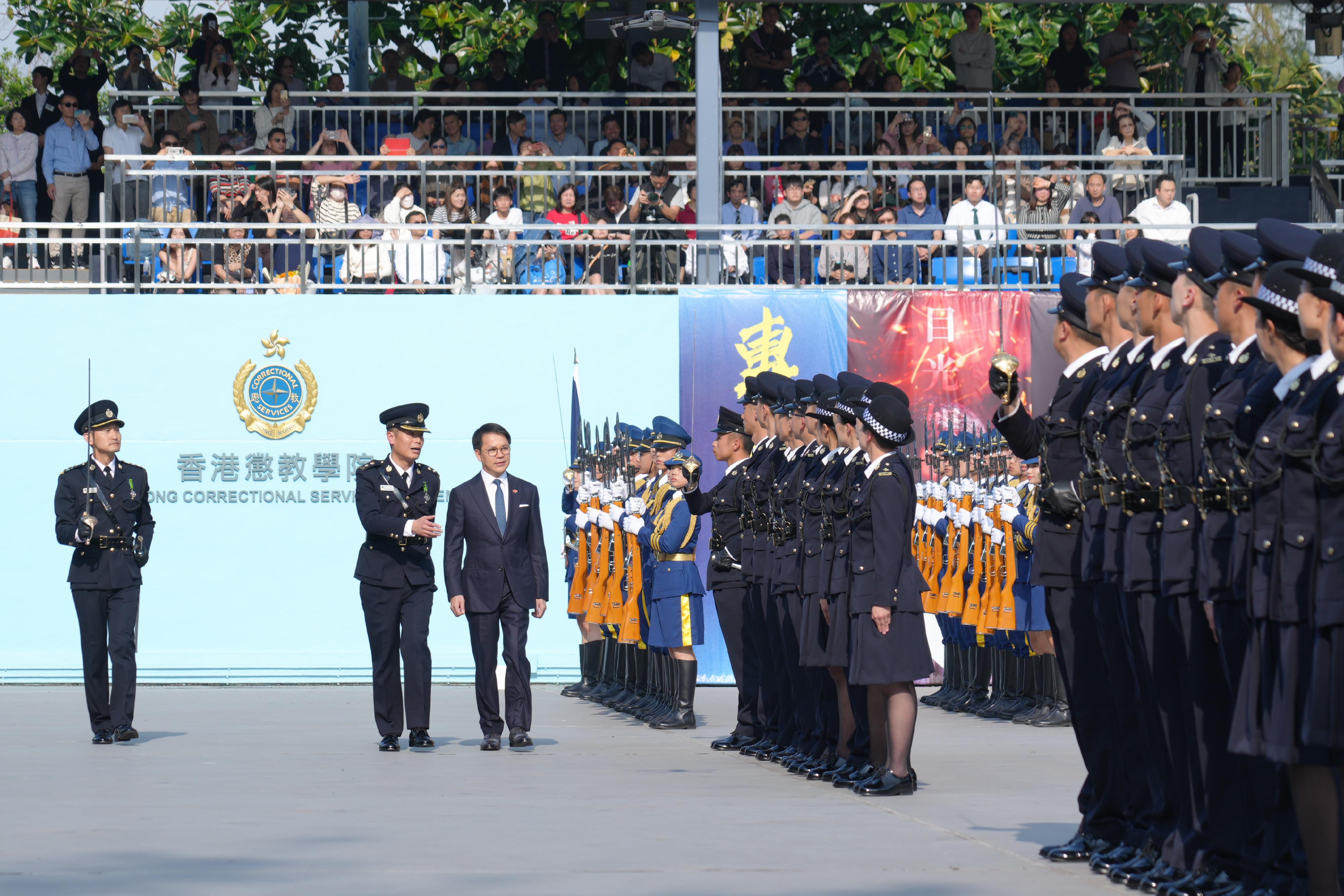 懲教署今日（三月二十二日）在香港懲教學院舉行學員結業會操。圖示立法會保安事務委員會主席陳克勤（中）檢閱結業學員。