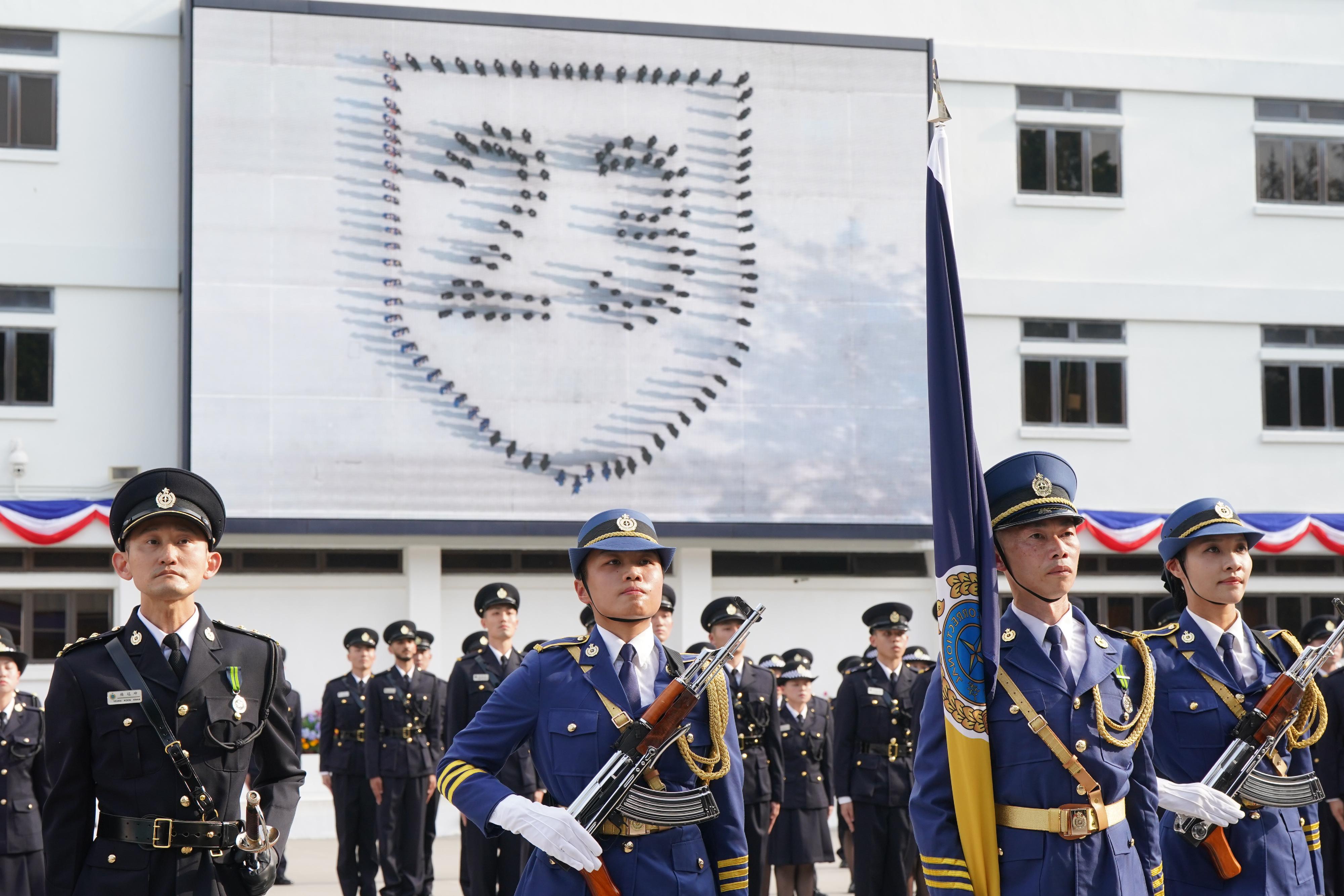 惩教署今日（三月二十二日）在香港惩教学院举行学员结业会操。图示结业学员以步操拼砌出有「23」字样的盾形图案，象征《维护国家安全条例》如盾一般保卫国家，守护香港。