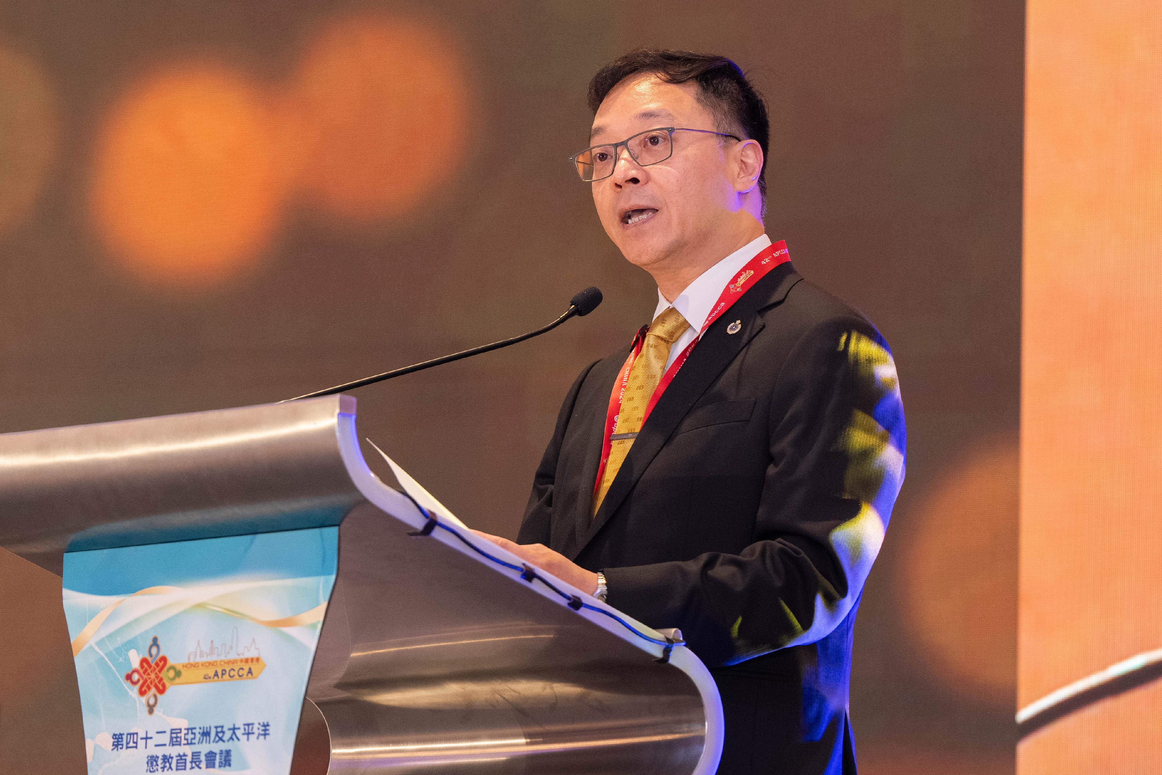 惩教署主办的第42届亚洲及太平洋惩教首长会议今日（十一月十八日）揭幕，汇聚约140名来自29个亚洲及太平洋国家或地区的惩教首长和代表，以及相关专业机构的代表出席，就惩教工作进行交流，巩固及促进区域合作。图示惩教署署长黄国兴在开幕典礼上致辞。