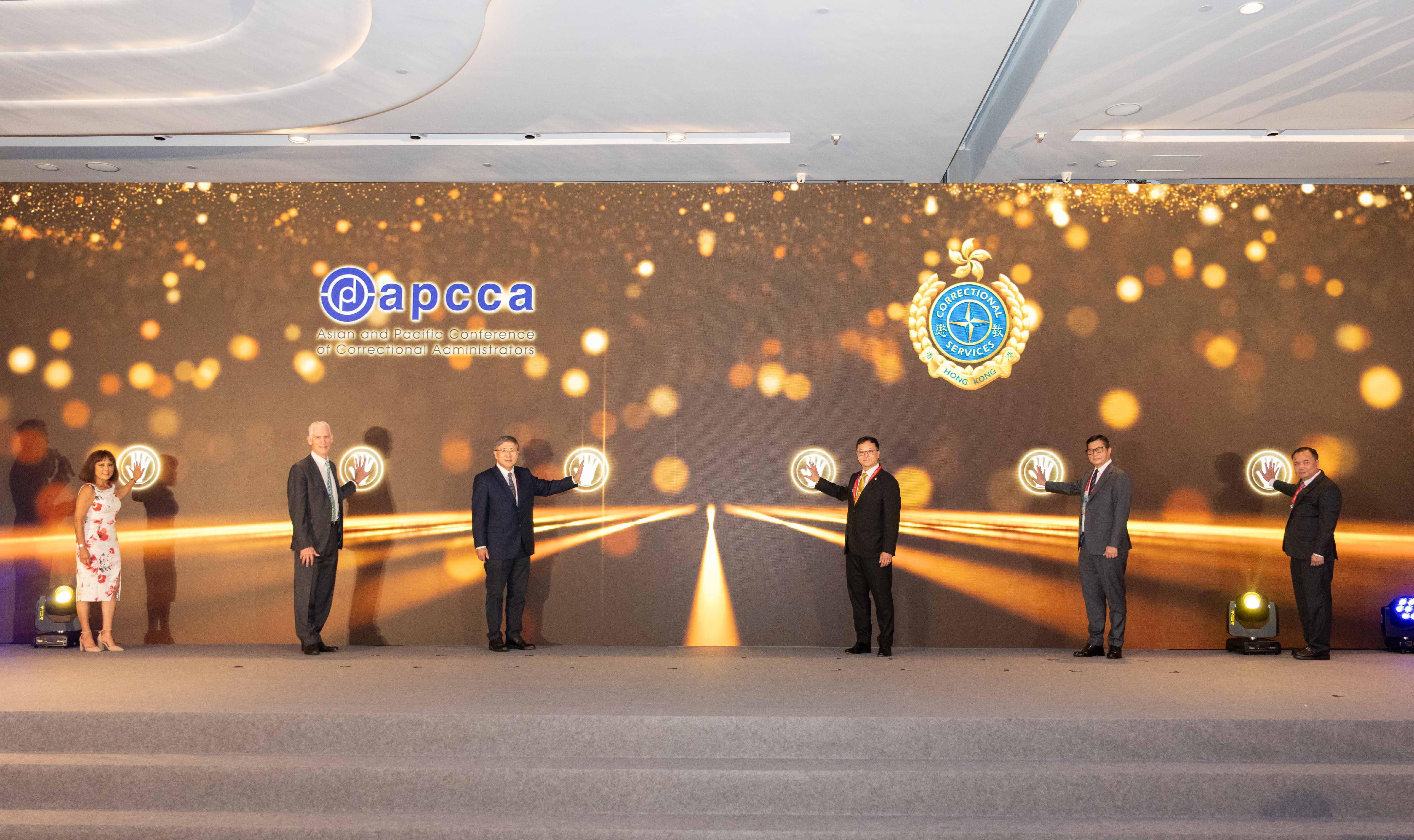 惩教署主办的第42届亚洲及太平洋惩教首长会议今日（十一月十八日）揭幕，汇聚约140名来自29个亚洲及太平洋国家或地区的惩教首长和代表，以及相关专业机构的代表出席，就惩教工作进行交流，巩固及促进区域合作。图示政务司副司长卓永兴（左三）、保安局局长邓炳强（右二）、惩教署署长黄国兴（右三）和其他嘉宾主持开幕仪式。