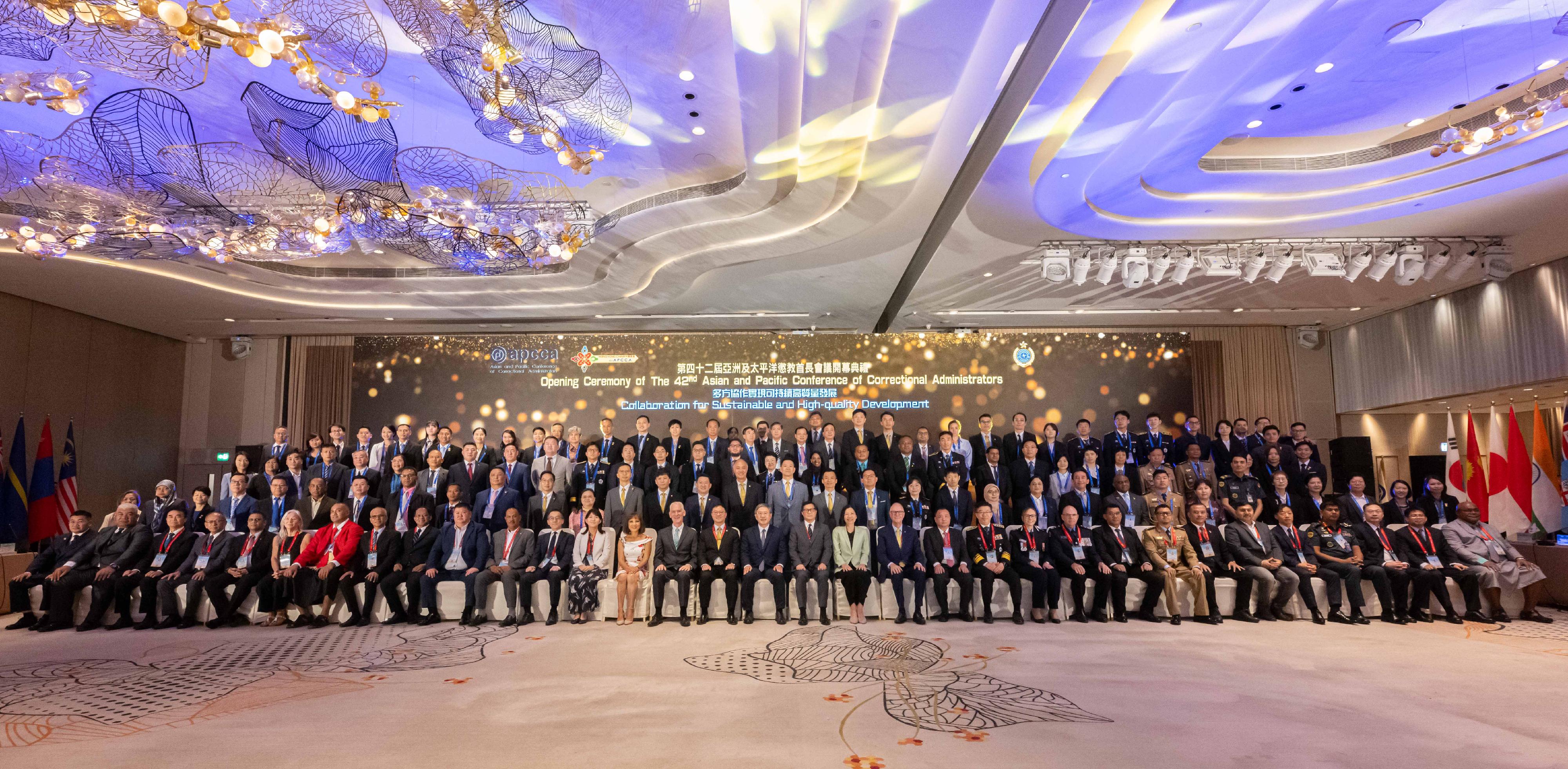 惩教署主办的第42届亚洲及太平洋惩教首长会议今日（十一月十八日）揭幕，汇聚约140名来自29个亚洲及太平洋国家或地区的惩教首长和代表，以及相关专业机构的代表出席，就惩教工作进行交流，巩固及促进区域合作。图示政务司副司长卓永兴（第一排中）、保安局局长邓炳强（第一排右十六）及惩教署署长黄国兴（第一排左十六）与出席典礼的会议代表合照。