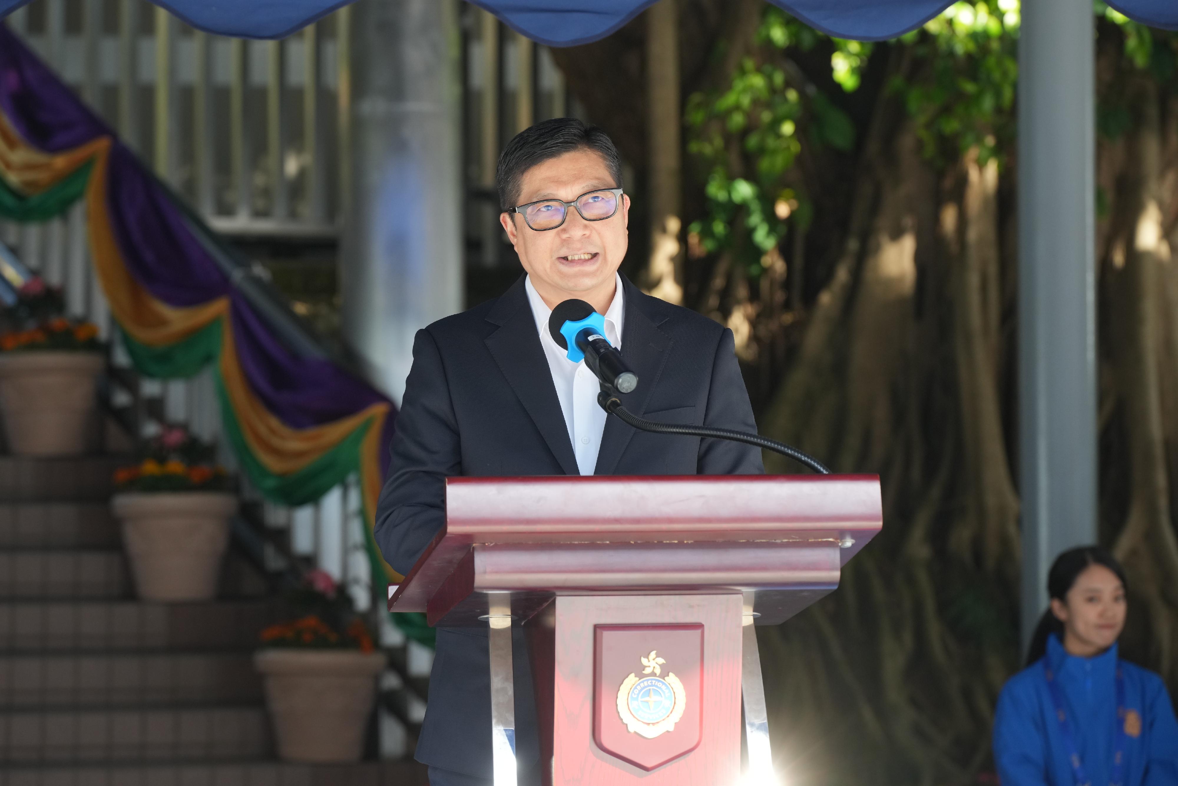 惩教署主办的首届大湾区惩教战术技能挑战赛今日（一月十三日）揭开序幕，有超过100名来自内地、澳门及香港的惩教人员参与。图示保安局局长邓炳强在开幕典礼上致辞。