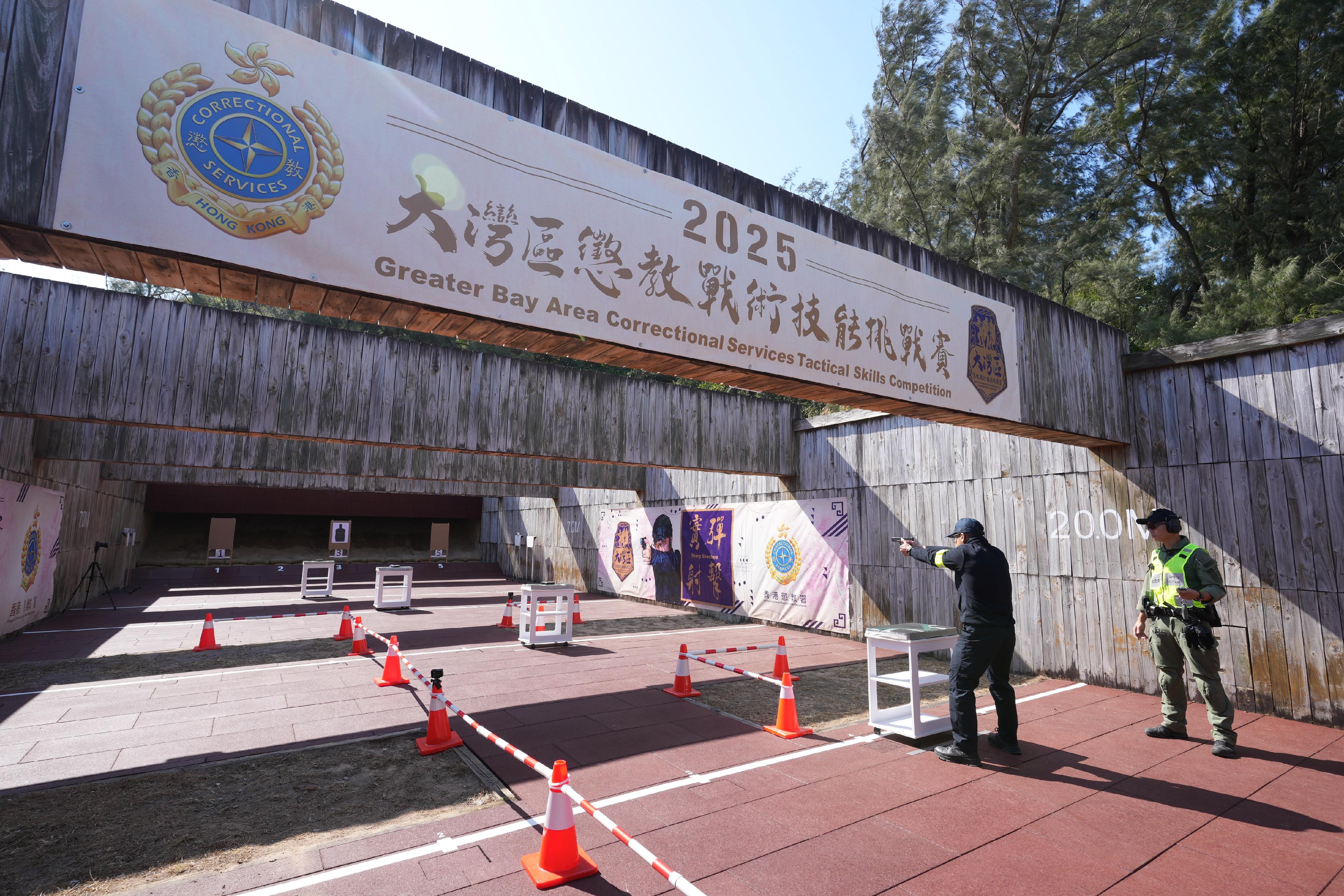 惩教署主办的首届大湾区惩教战术技能挑战赛今日（一月十三日）揭开序幕，有超过100名来自内地、澳门及香港的惩教人员参与。图示参赛者参与实弹射击比赛。