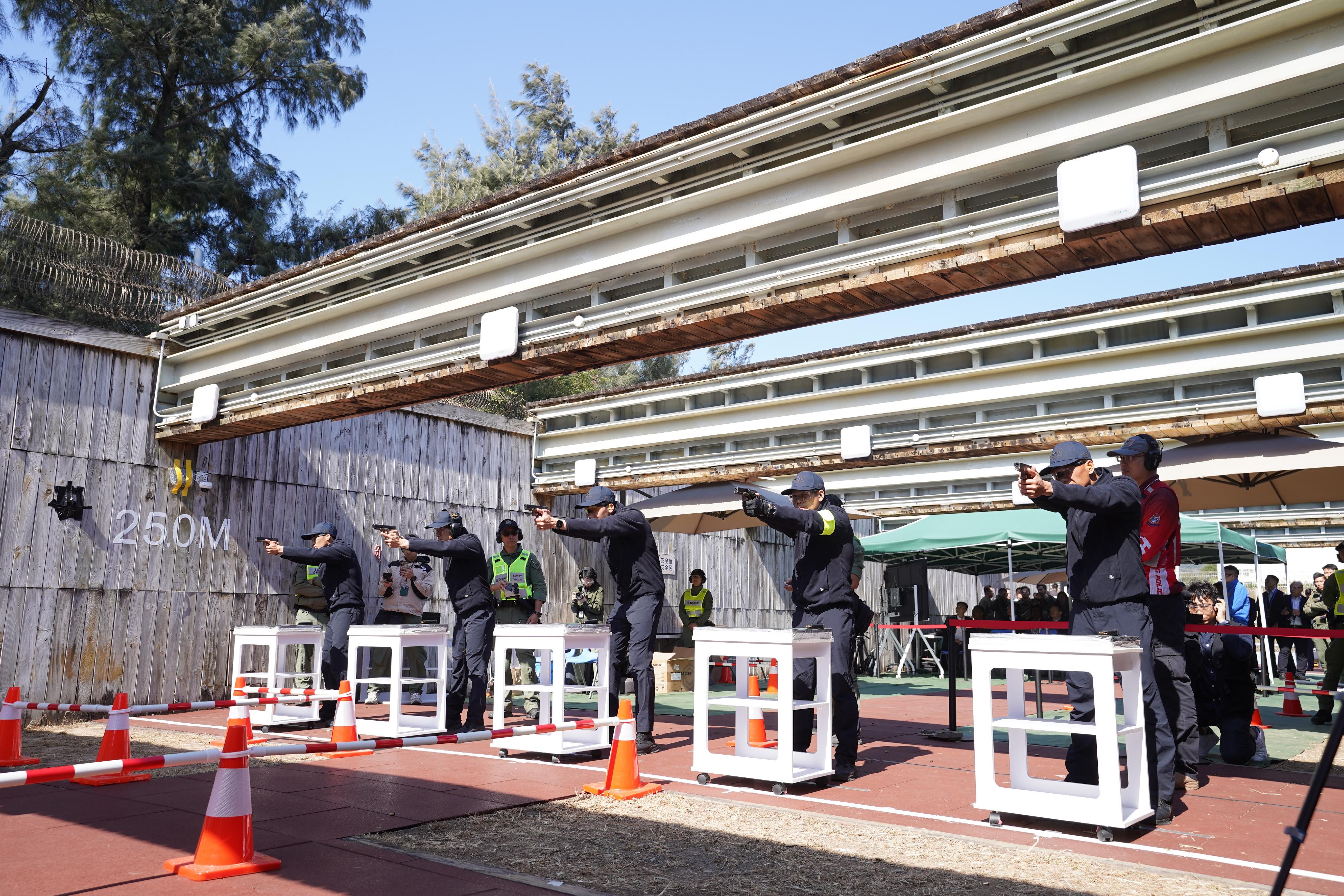 惩教署主办的首届大湾区惩教战术技能挑战赛今日（一月十三日）揭开序幕，有超过100名来自内地、澳门及香港的惩教人员参与。图示参赛者参与「实弹射击」比赛。