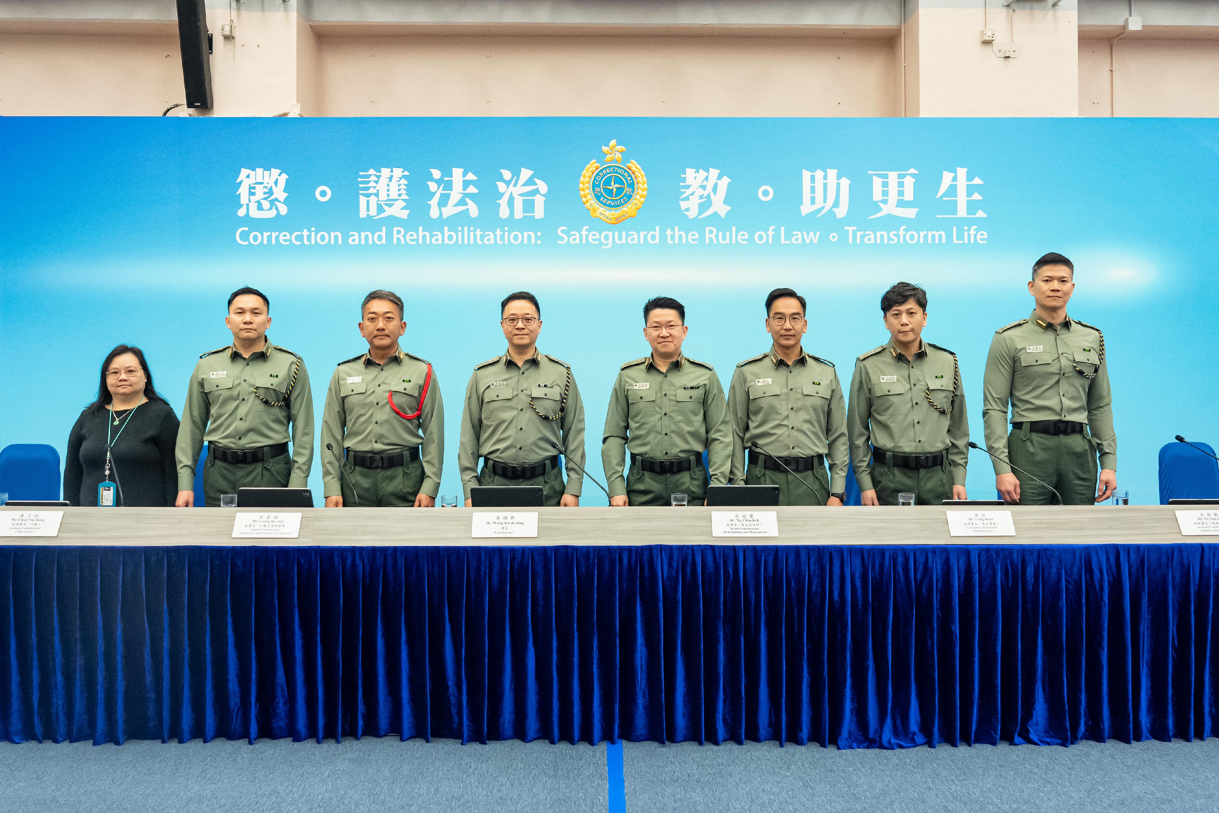 惩教署署长黄国兴今日（二月二十日）主持周年记者会，回顾惩教署二○二四年的惩教工作。其他出席记者会的首长级人员为（左起）政务秘书黄展翘博士、助理署长（行动）陈少恒、副署长（行动及策略发展）梁嘉伦、黄国兴、副署长（更生及管理）吴超觉、助理署长（更生事务）唐恂、助理署长（服务质素）吴树勋及助理署长（人力资源）何国文。