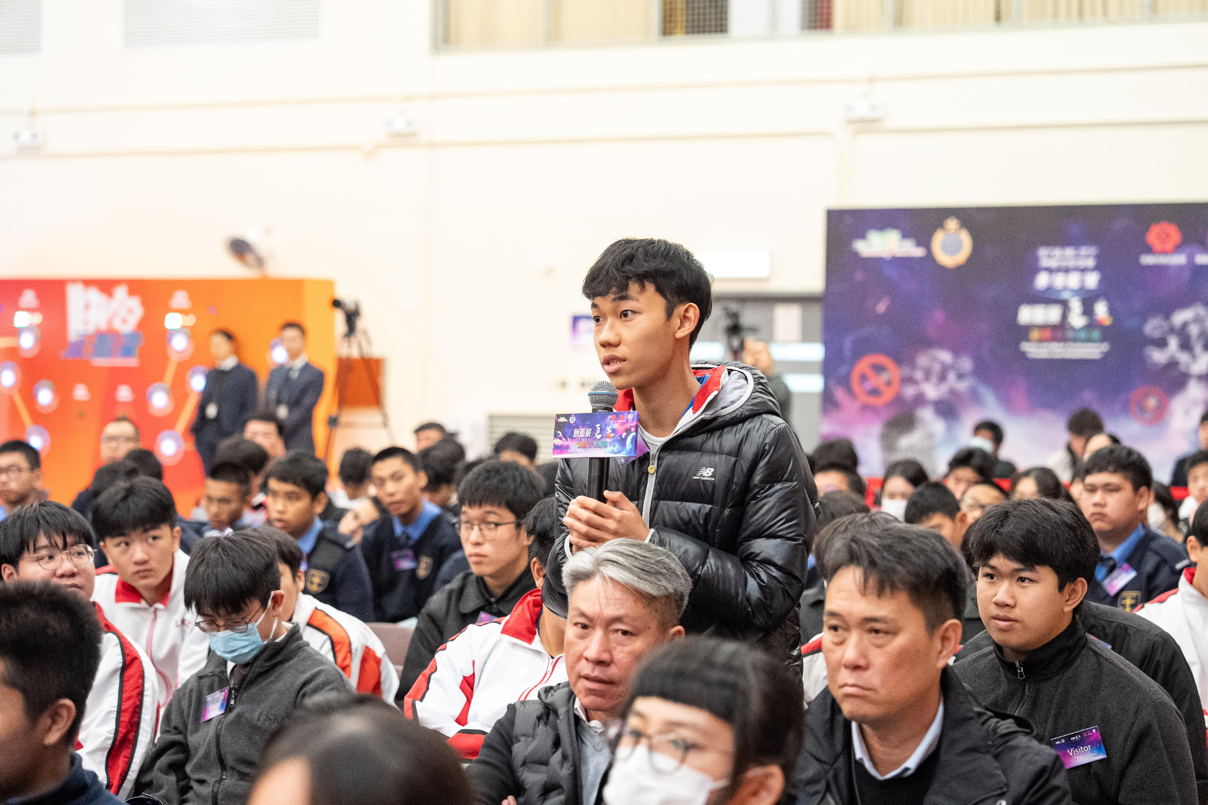 惩教署今日（三月三十一日）邀请中学师生到赤柱监狱欣赏「创艺展更生」在囚人士话剧音乐汇演。图示学生在分享环节向在囚人士提问。