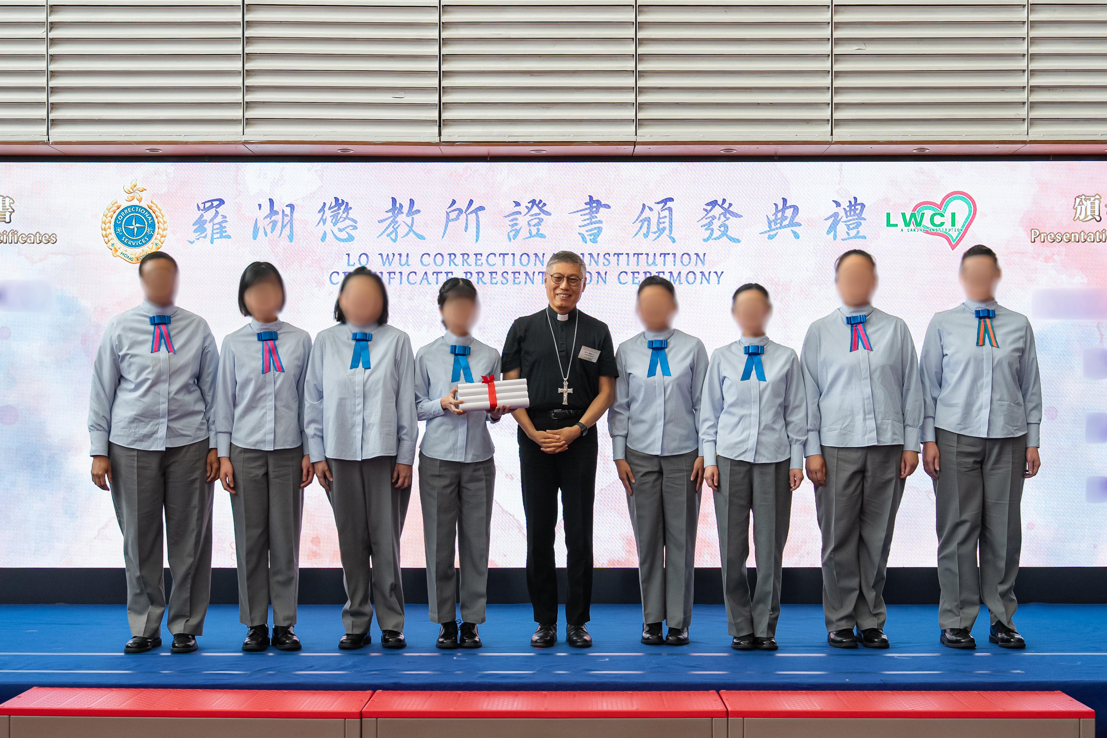 惩教署辖下罗湖惩教所今日（四月二日）举行证书颁发典礼，颁发学业证书予在囚人士，以肯定她们在学业上努力进修的成果。图示天主教香港教区主教周守仁枢机（中）在典礼上颁发证书予在囚人士。