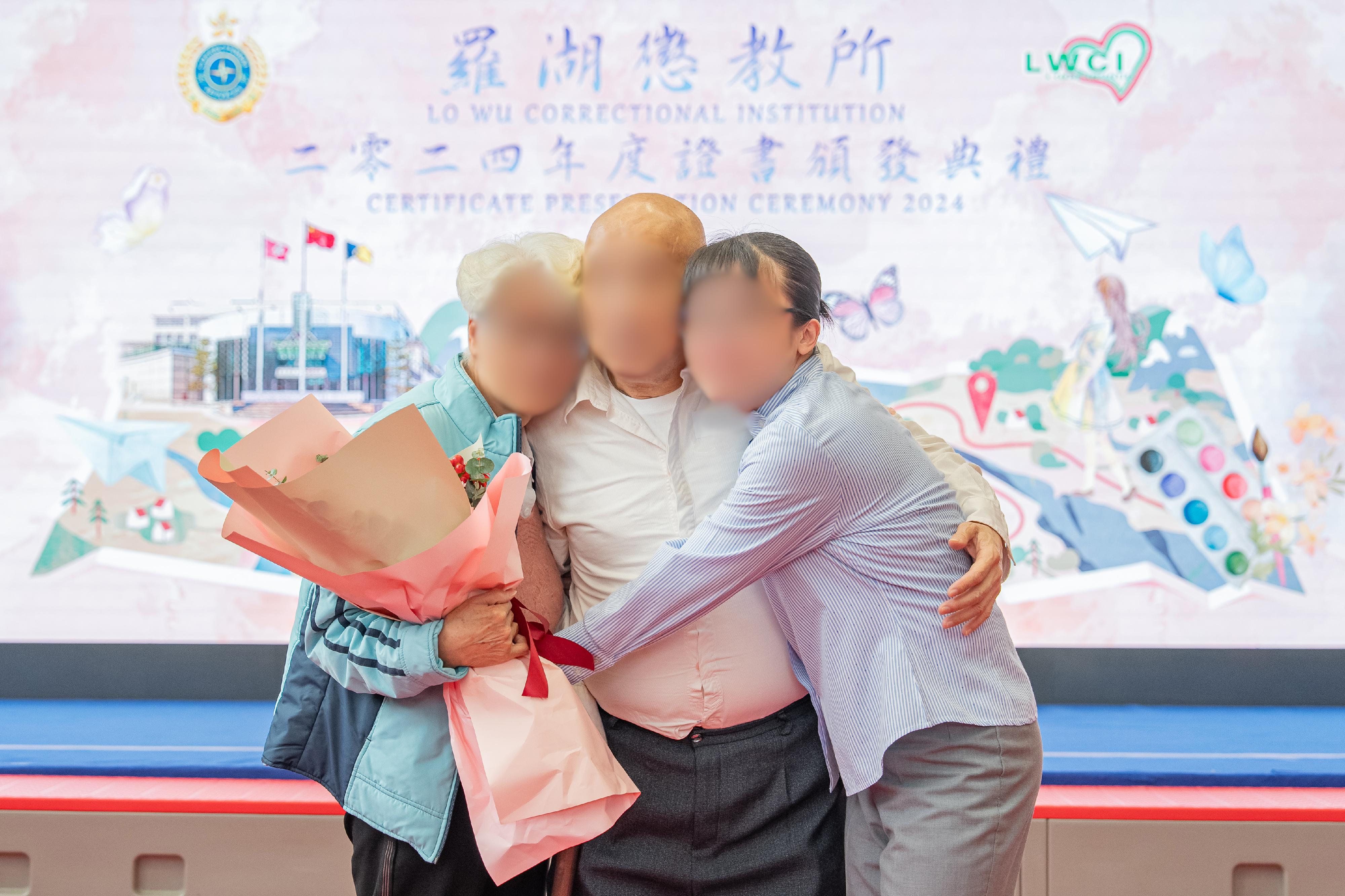 惩教署辖下罗湖惩教所今日（四月二日）举行证书颁发典礼，颁发学业证书予在囚人士，以肯定她们在学业上努力进修的成果。图示一名在囚人士感谢家人给予的支持和不离不弃。