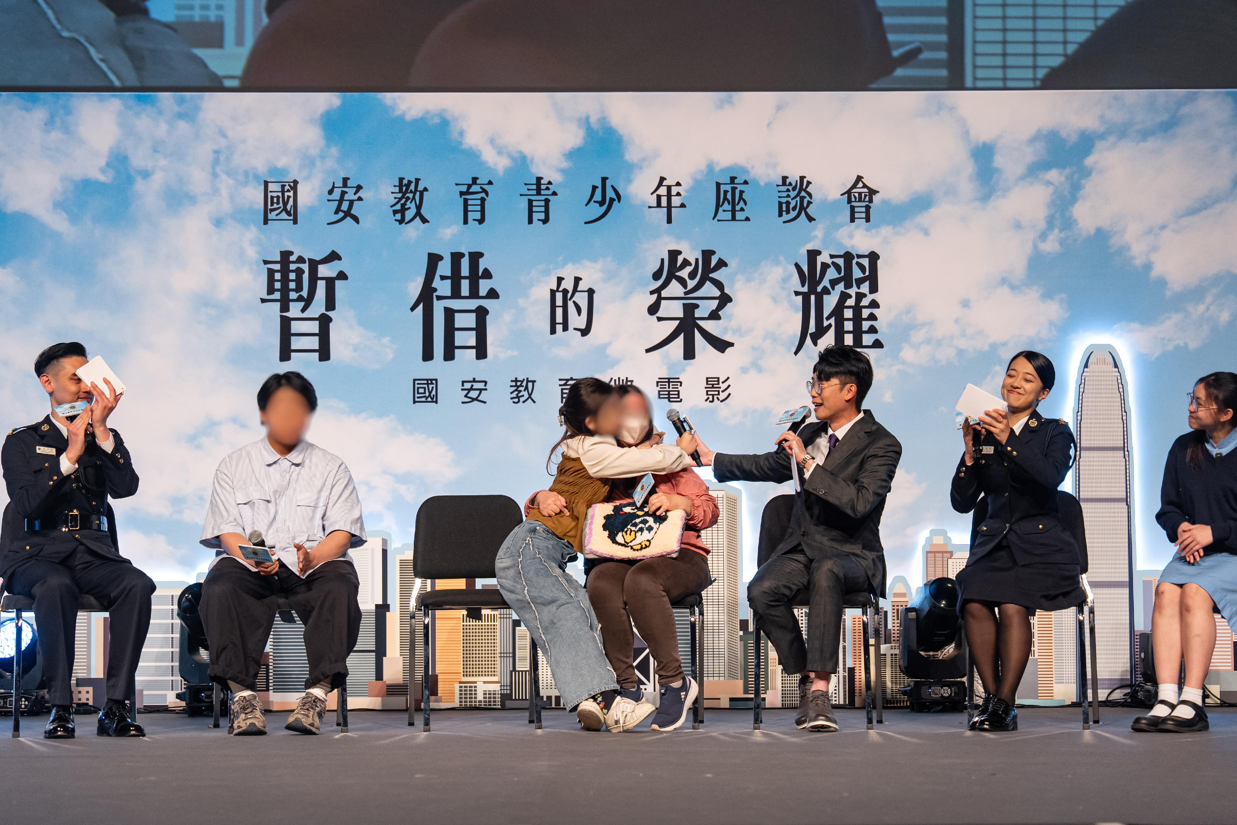 惩教署今日（四月九日）在伊利沙伯体育馆举办国安教育青少年座谈会，并首映该署制作的国安教育微电影。图示更生人士在分享环节感谢家人给予的支持和不离不弃。