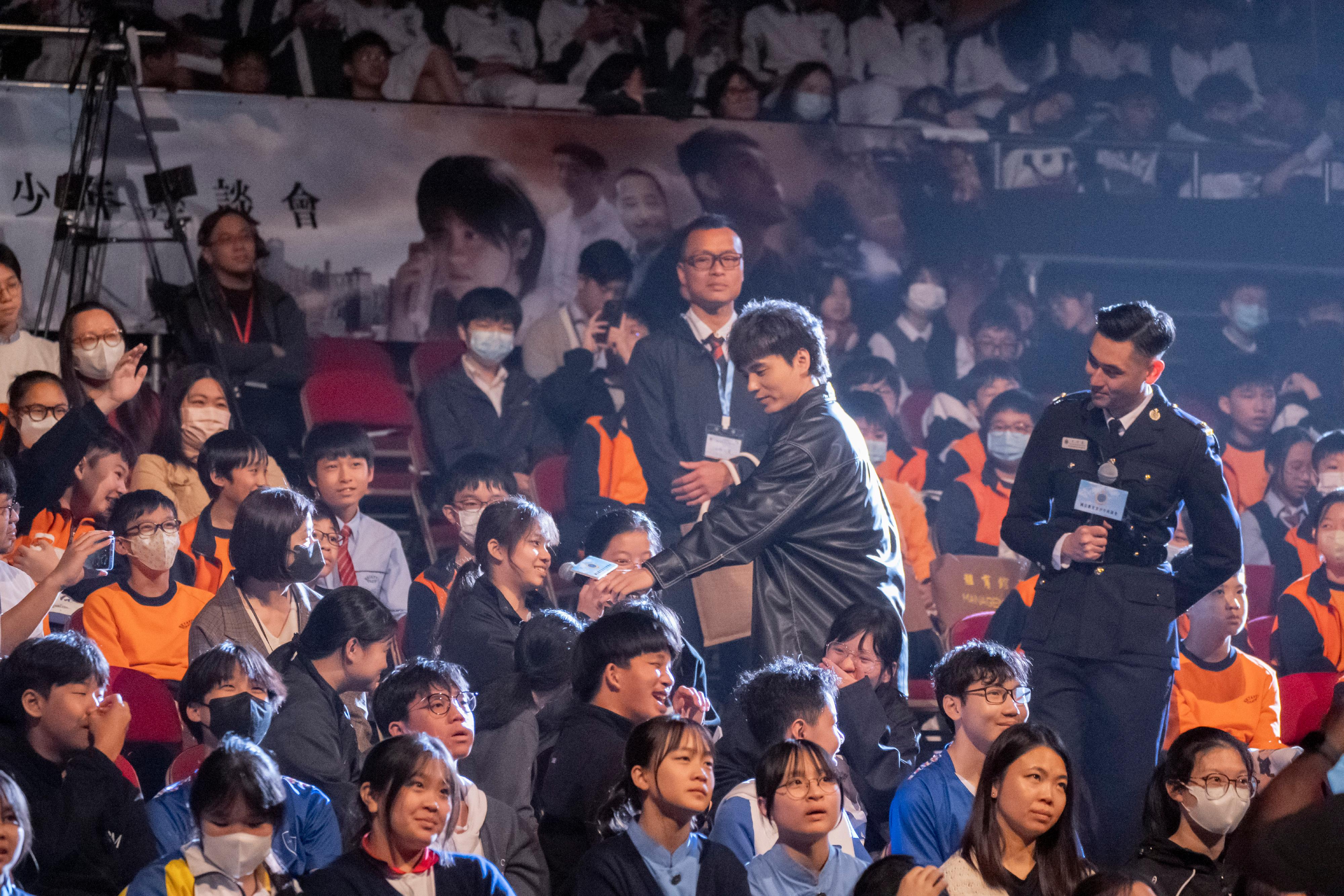 惩教署今日（四月九日）在伊利沙伯体育馆举办国安教育青少年座谈会，并首映该署制作的国安教育微电影。图示学生在互动环节就微电影发表意见。