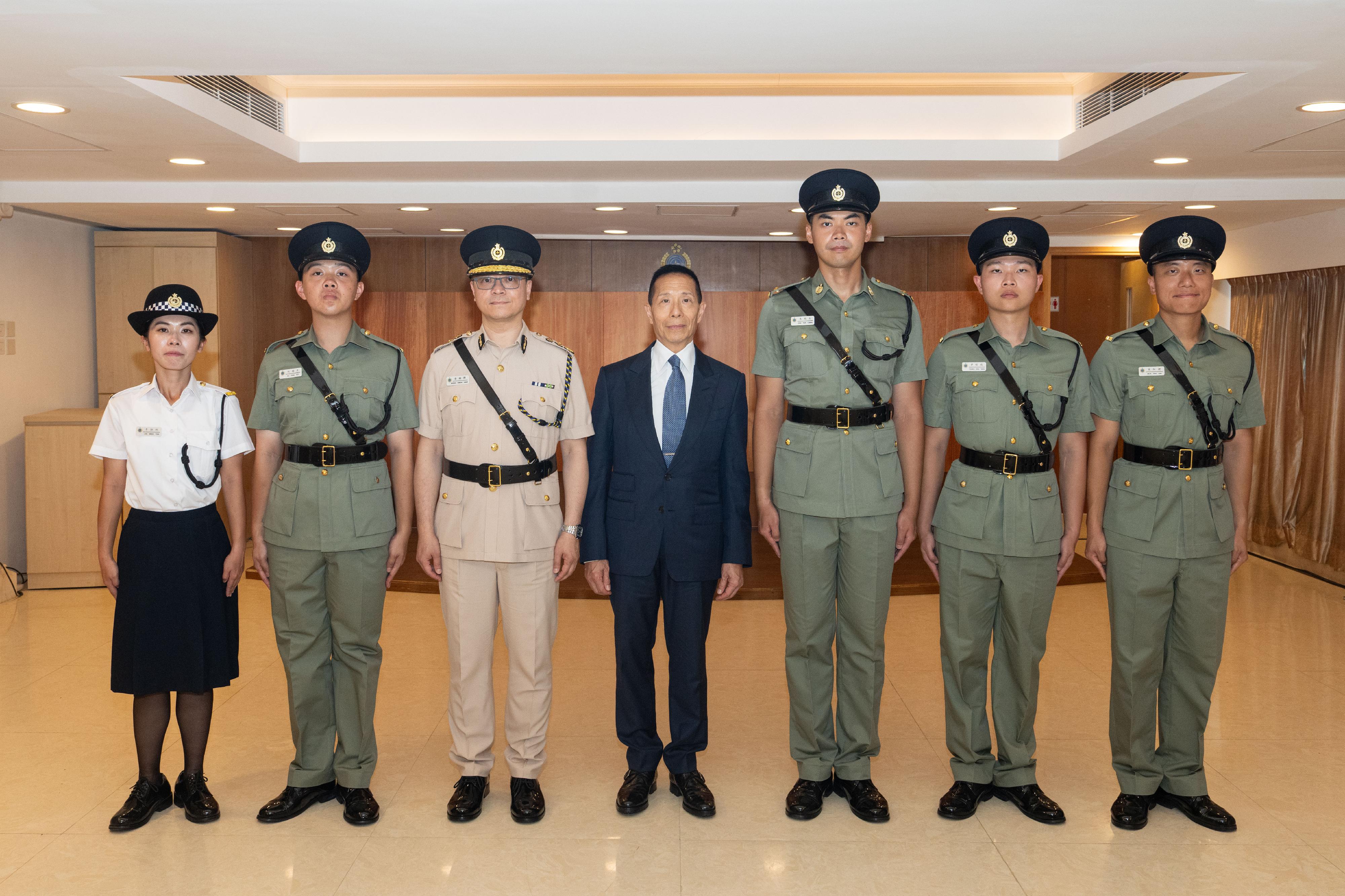 惩教署今日（四月二十五日）在香港惩教学院举行学员结业会操。图示惩教署署长黄国兴（左三）和会操检阅官邓日燊（中）与获颁最优秀学员「院长盾」及「金笛奖」的得奖者合照。