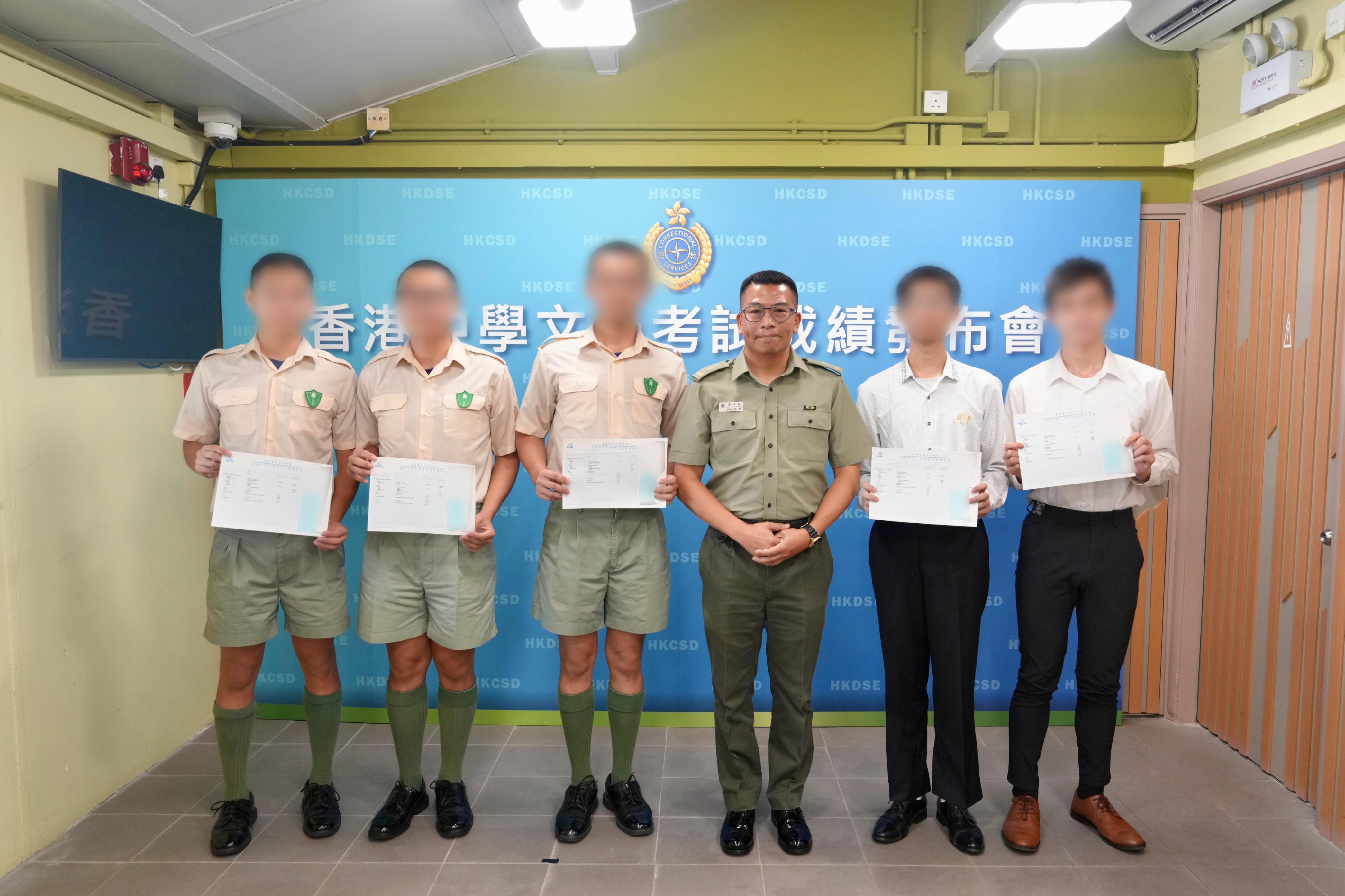 The results of the Hong Kong Diploma of Secondary Education Examination were released today (July 16). Twenty young persons in custody (PICs) enrolled in the examination this year. Photo shows the Superintendent of Sha Tsui Correctional Institution, Mr Poon Ho-lam (third right), who presented examination certificates to PICs and rehabilitated persons.