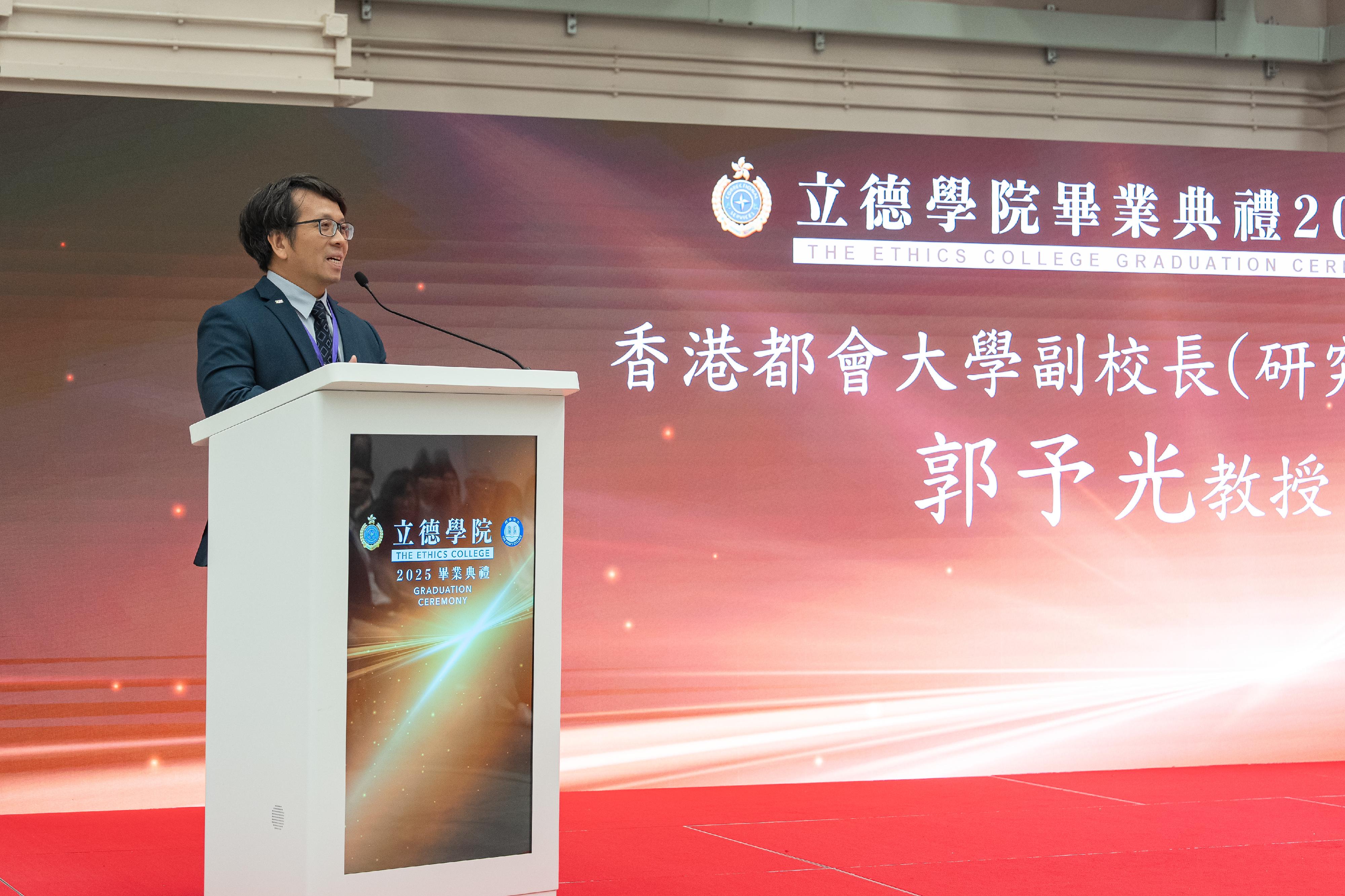The Correctional Services Department held the second graduation ceremony of the Ethics College at Pak Sha Wan Correctional Institution today (August 6) to present graduation certificates to persons in custody who have completed the Diploma of Applied Education programme. Photo shows the Vice President (Research and Institutional Advancement) of the Hong Kong Metropolitan University, Professor Ricky Kwok, delivering a speech at the ceremony.
