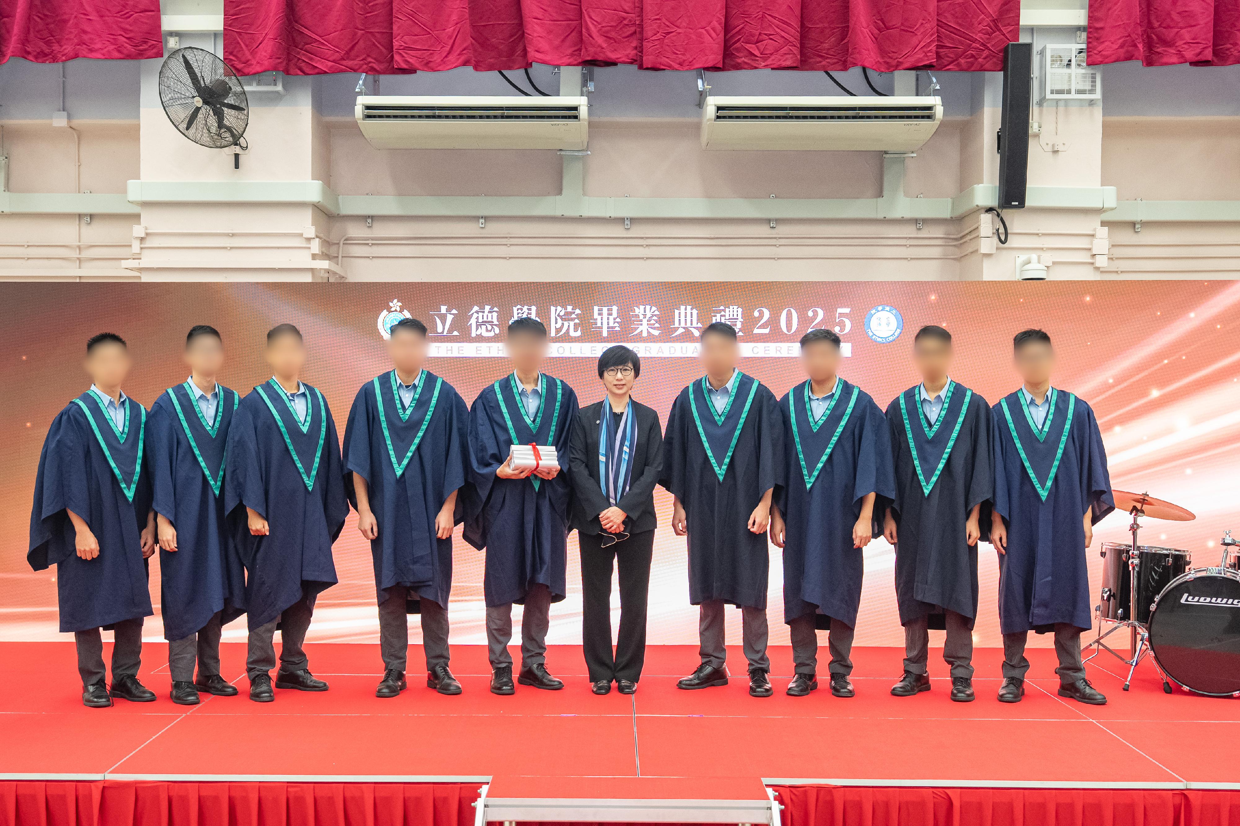 The Correctional Services Department held the second graduation ceremony of the Ethics College at Pak Sha Wan Correctional Institution today (August 6) to present graduation certificates to persons in custody (PICs) who have completed the Diploma of Applied Education programme. Photo shows Head of Charities of the Hong Kong Jockey Club Ms Winnie Ying (fifth right) presenting graduation certificates to PIC graduates.
