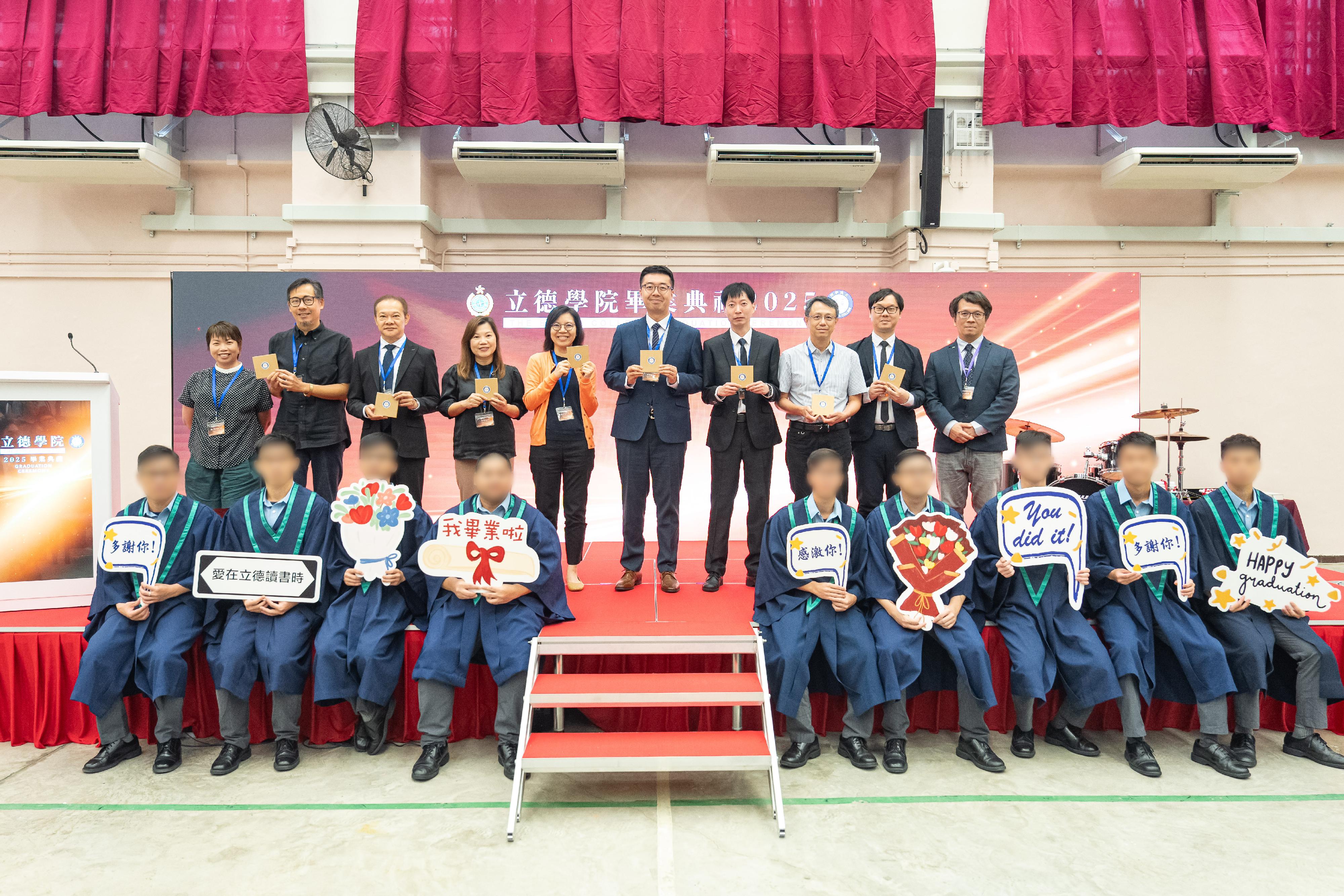 The Correctional Services Department held the second graduation ceremony of the Ethics College at Pak Sha Wan Correctional Institution today (August 6) to present graduation certificates to persons in custody (PICs) who have completed the Diploma of Applied Education programme. Photo shows guests, teachers and PIC graduates at the ceremony.