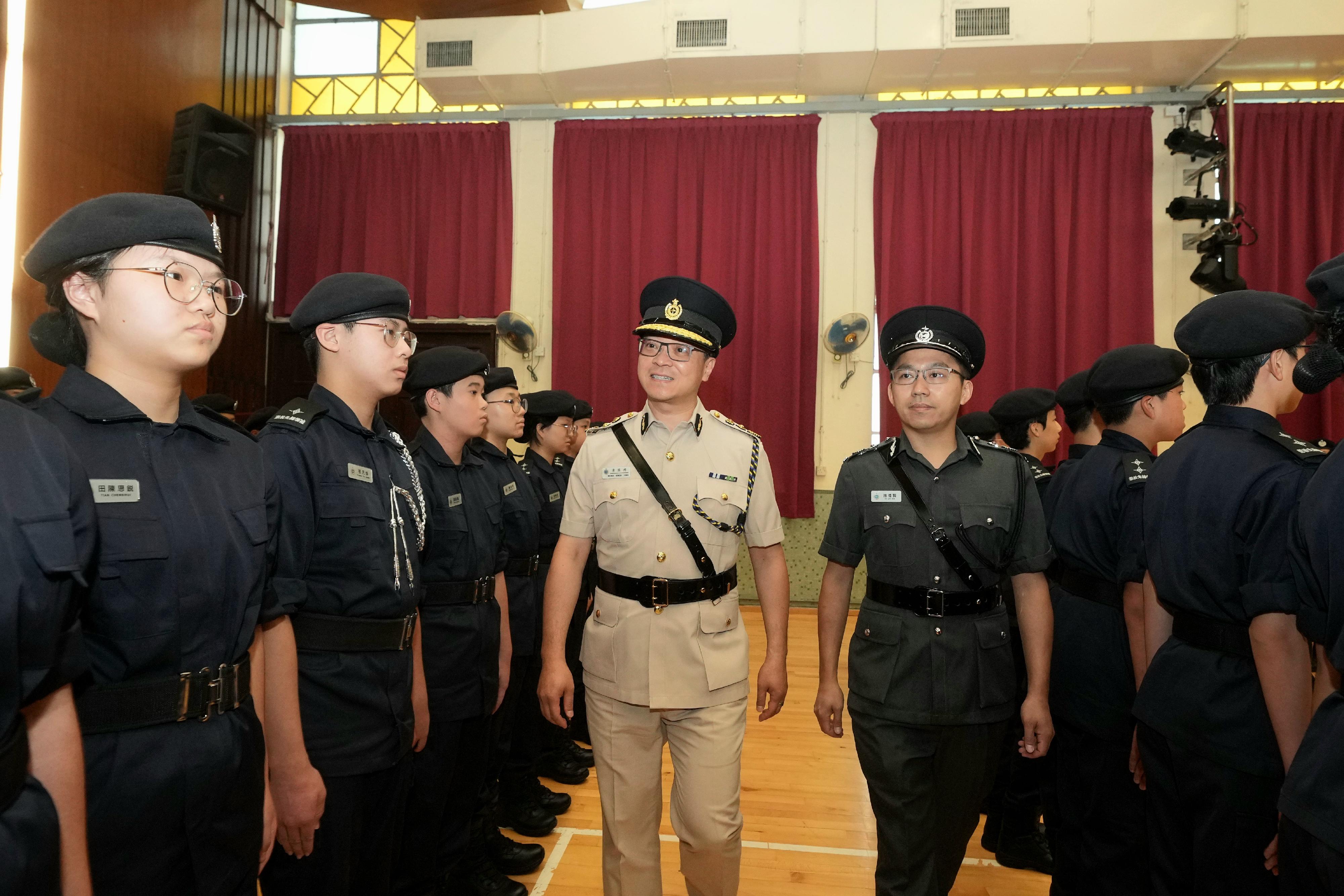 懲教署今日（九月十四日）舉辦「懲教先鋒領袖」啓航禮暨學員升級禮，標誌着署方在社區教育上的新里程碑。圖示懲教署署長黃國興（右二）在「懲教先鋒領袖」名譽顧問委員會名譽總監施禮賢（右一） 陪同下檢閱獲晉升的「懲教先鋒領袖」學員。