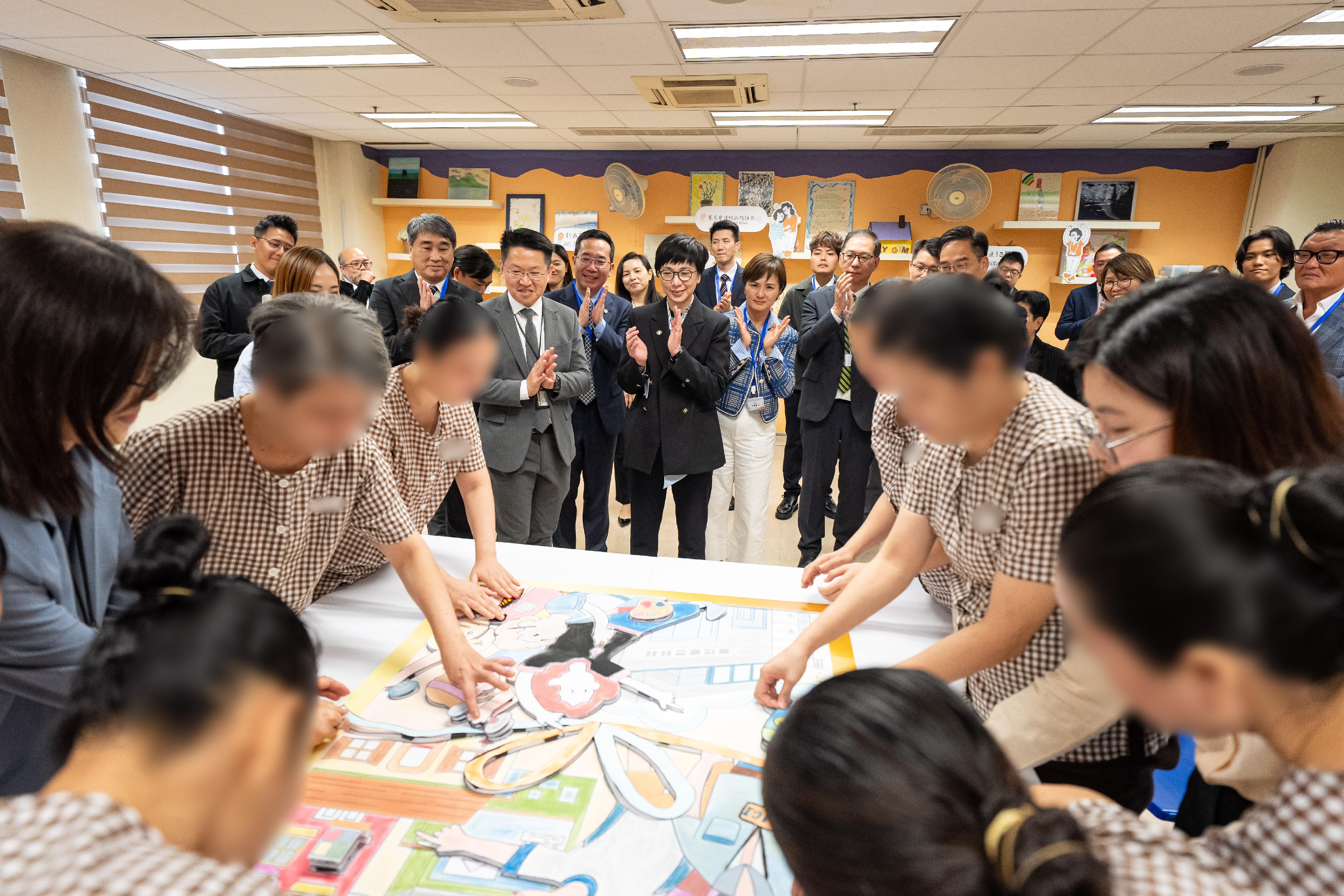 The Correctional Services Department held the Jockey Club Project ReBond kick-off ceremony at Lo Wu Correctional Institution today (October 23). The project provides one-stop rehabilitation services for persons in custody serving sentences of less than one year, covering both their incarceration and post-release periods, and will track and research their rehabilitation situation. Photo shows guests visiting an art class organised for persons in custody under the project.