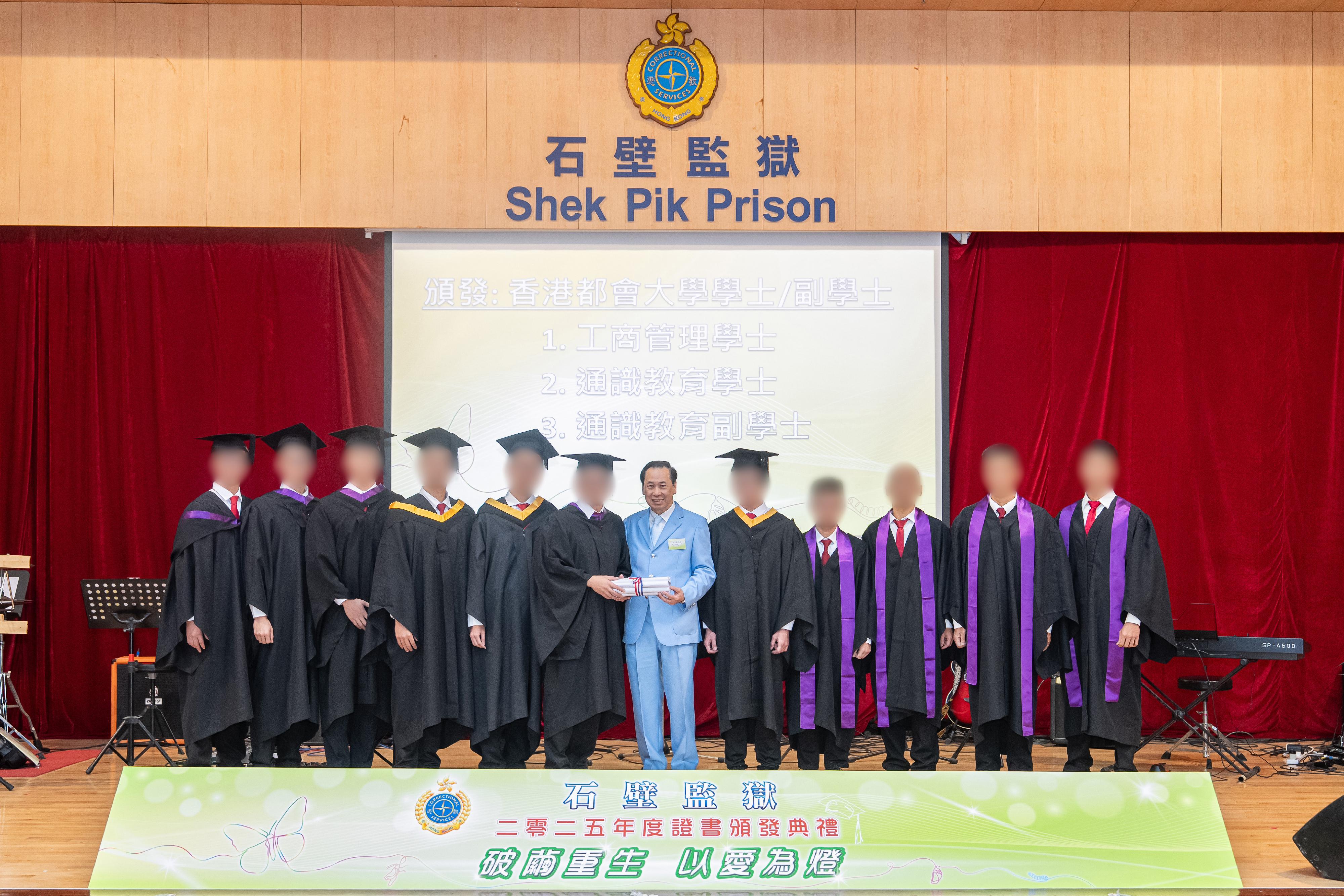 A total of 113 persons in custody at Shek Pik Prison of the Correctional Services Department were presented with certificates at a ceremony today (November 26) in recognition of their study efforts and academic achievements. Photo shows the Chairman of the Board of Directors of Sik Sik Yuen, Mr Lai Chak-sum (sixth right), presenting certificates to persons in custody.