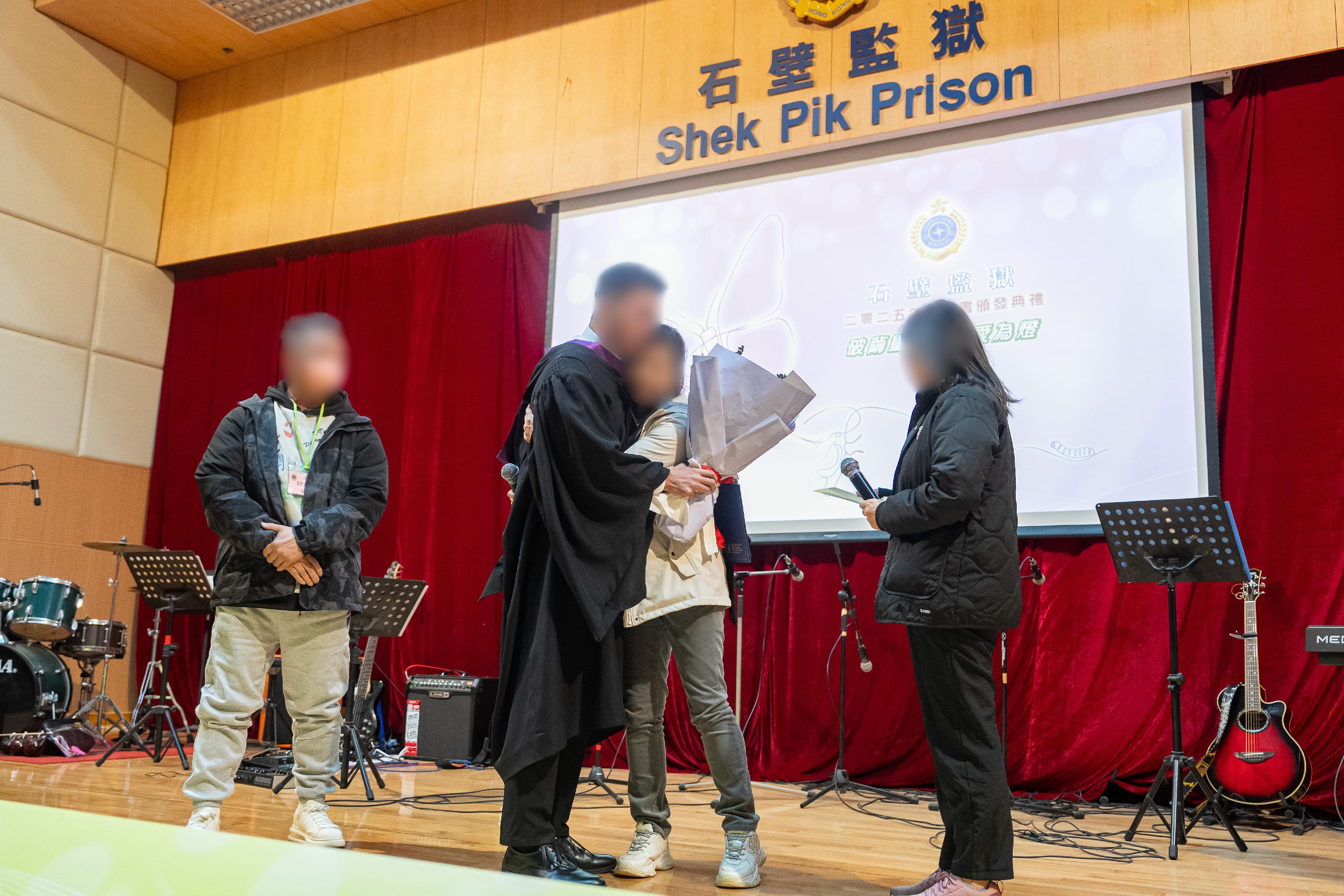 A total of 113 persons in custody at Shek Pik Prison of the Correctional Services Department were presented with certificates at a ceremony today (November 26) in recognition of their study efforts and academic achievements. Photo shows a person in custody expressing gratitude for his family’s unwavering support.