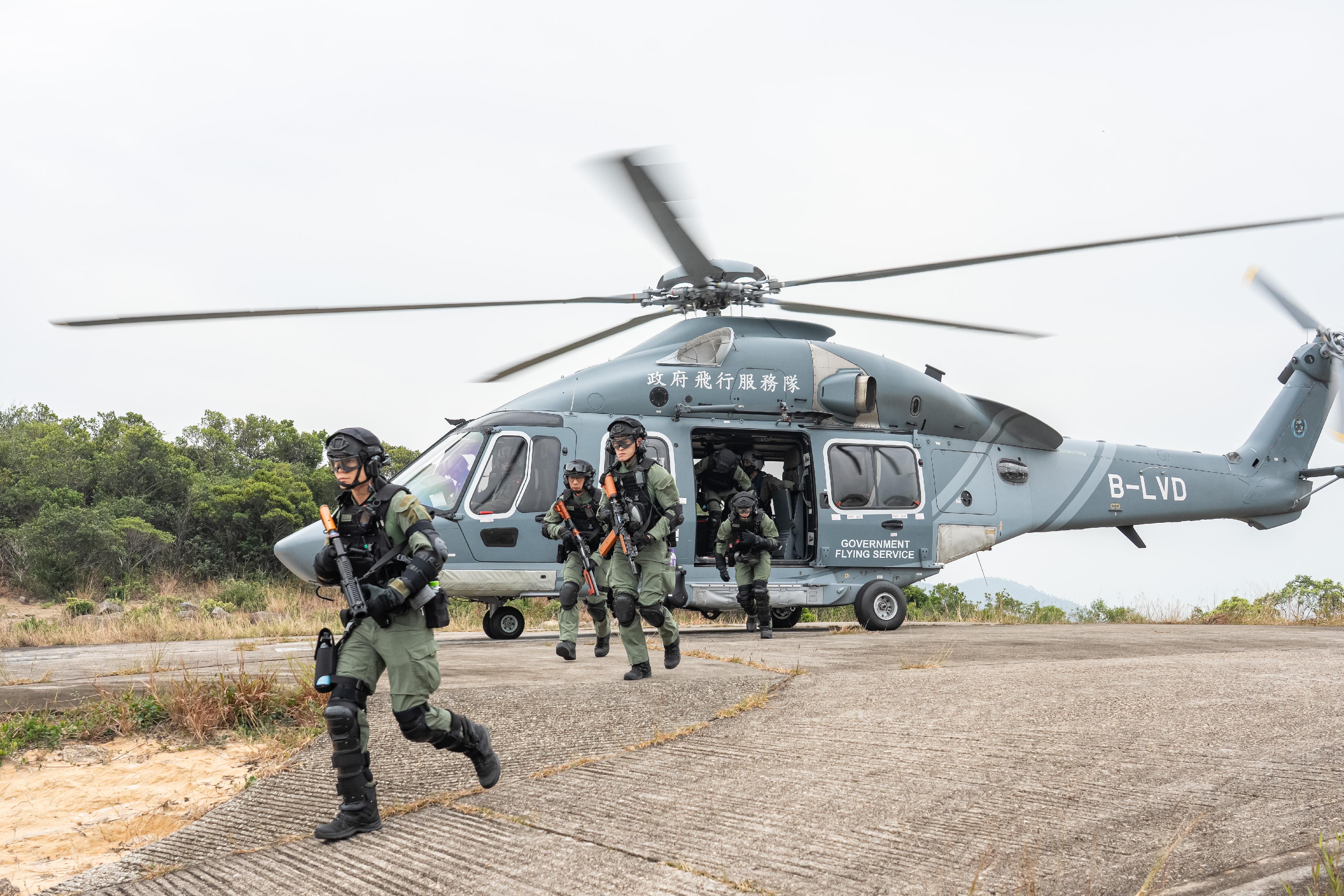 懲教署今日（十二月十日）在喜靈洲懲教所進行代號「和諧二十四號」的大型應變演習，模擬懲教院所發生在囚人士集體騷亂、挾持人質、企圖逃獄、懲教人員遇襲、火警及發現爆炸品等事件。圖示懲教署人員聯同政府飛行服務隊人員參與演習。