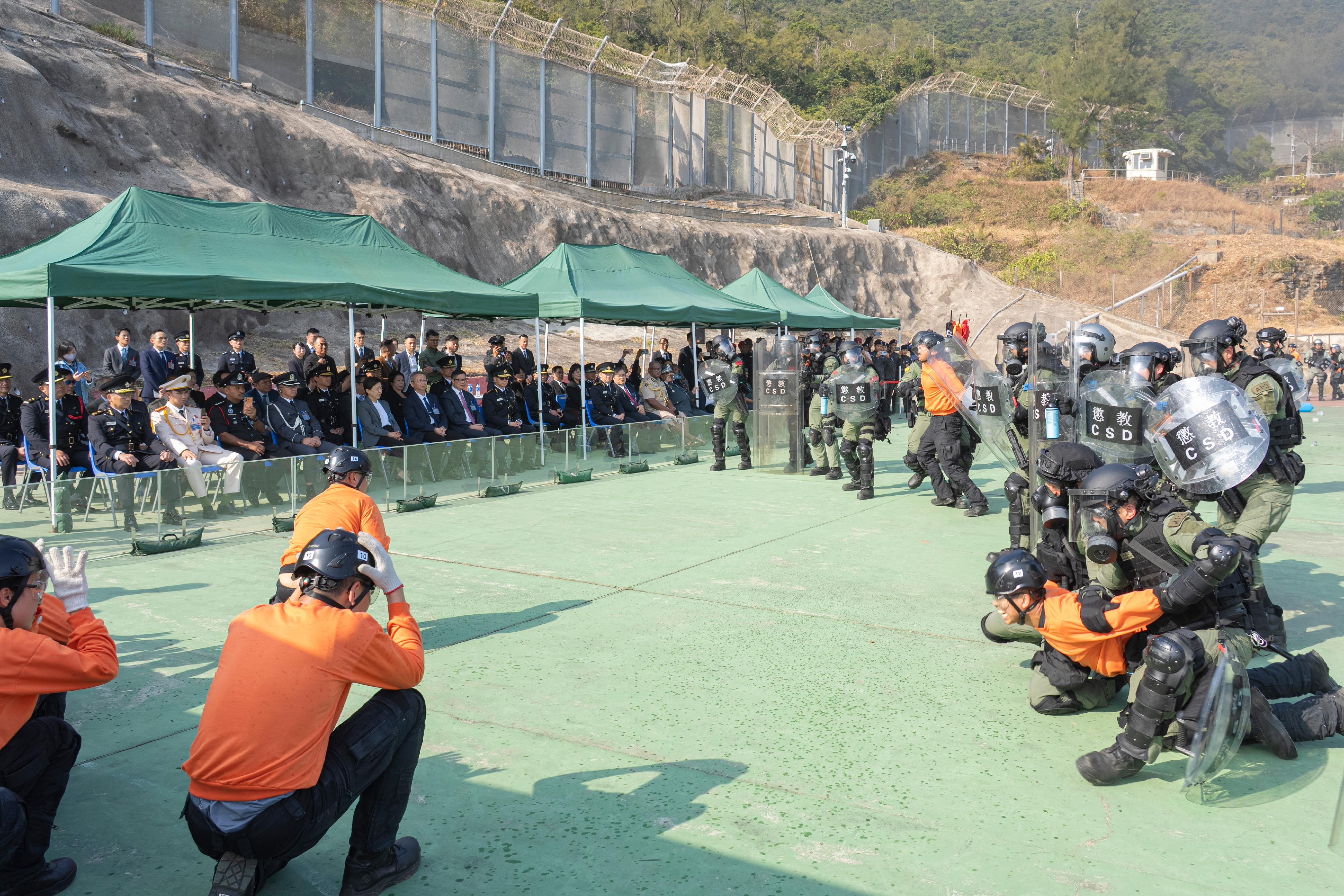 The Correctional Services Department today (January 27) held the opening ceremony of the Hong Kong International Correctional Services Response Tactics Training Academy. Photo shows the Secretary for Security, Mr Tang Ping-keung (first row, seventh left), the Commissioner of Correctional Services, Mr Wong Kwok-hing (first row, eighth left), and other guests watching a tactical demonstration given by response team members.