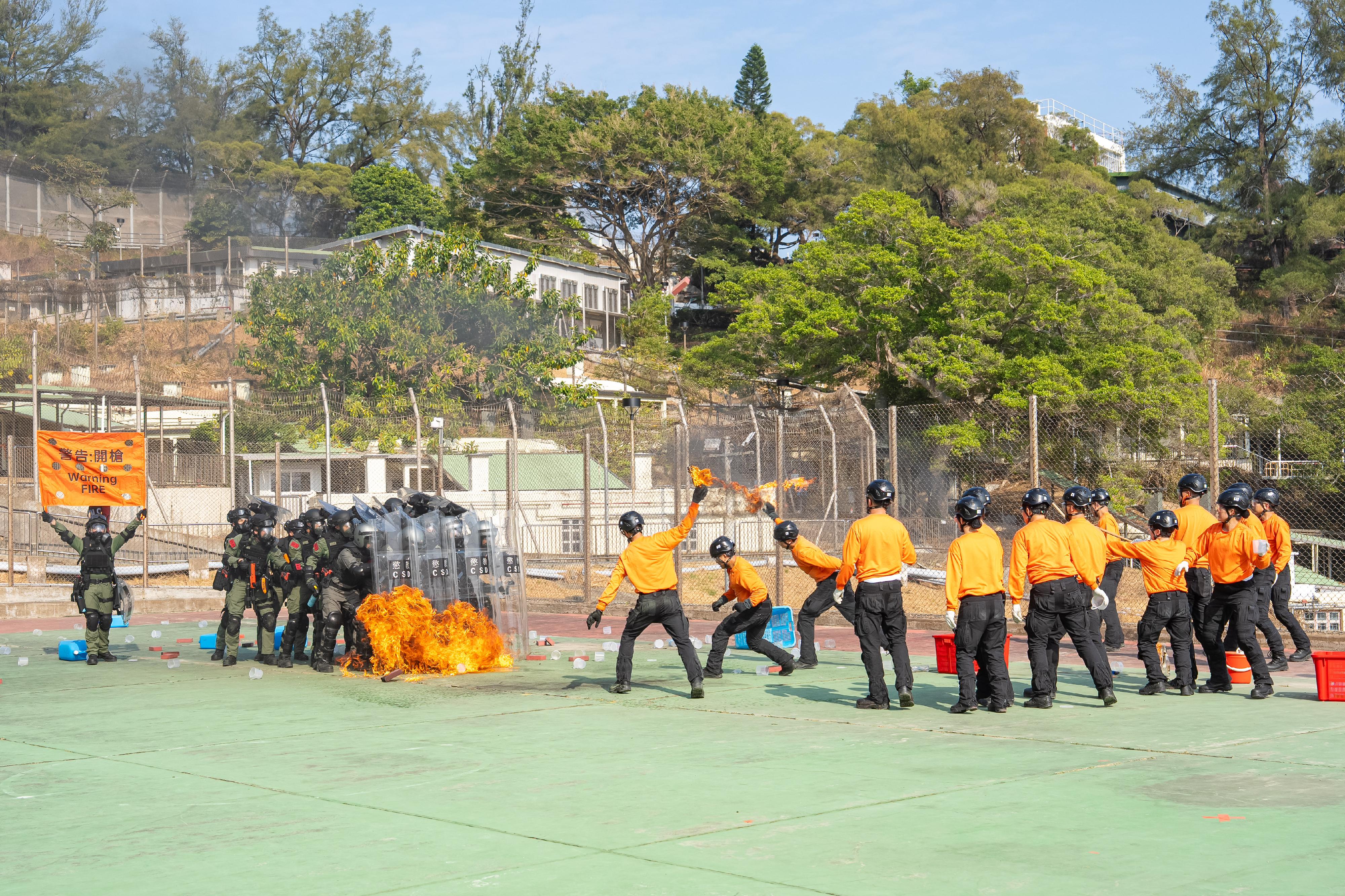 The Correctional Services Department today (January 27) held the opening ceremony of the Hong Kong International Correctional Services Response Tactics Training Academy. Photo shows a tactical demonstration given by response team members.