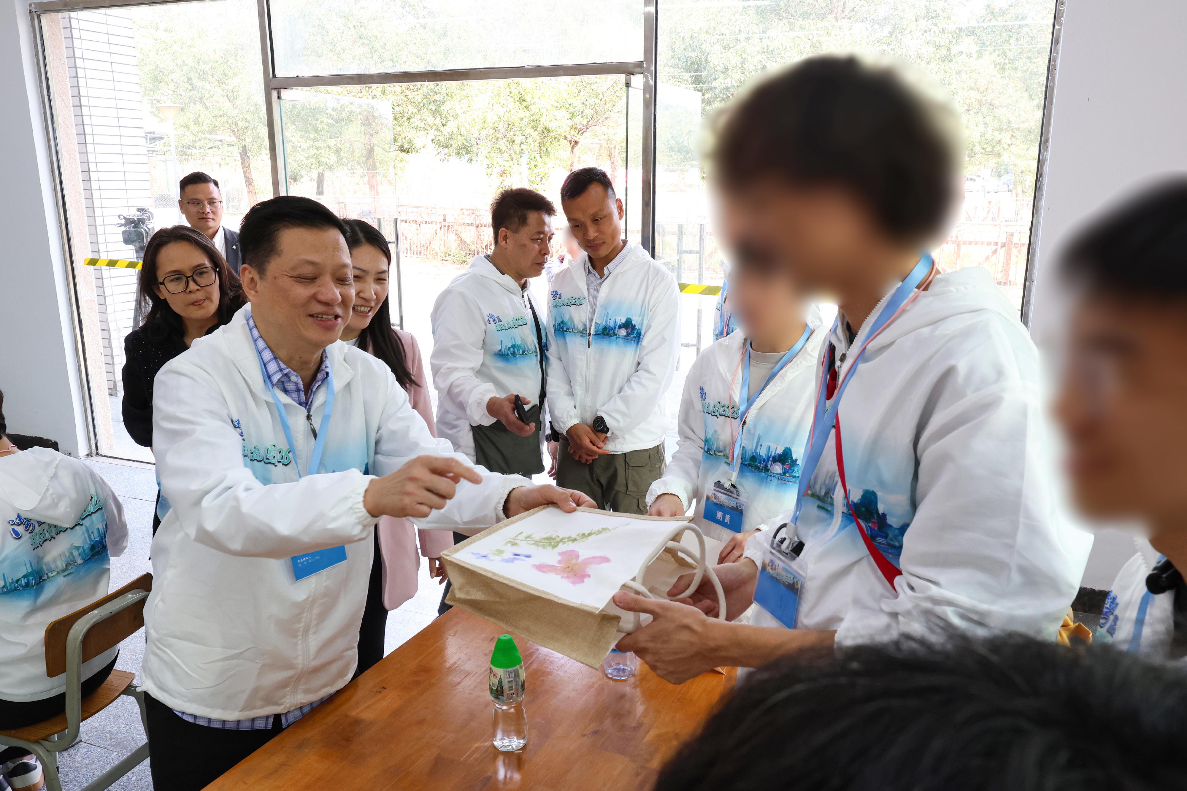 To further cultivate national consciousness and positive values in young rehabilitated persons, correctional officers led youths who have completed their sentences and are under statutory supervision to participate in the Greater Bay Area Experience Exchange Tour 2026, visiting Foshan and Zhuhai in the Guangdong-Hong Kong-Macao Greater Bay Area for three days and two nights of exchanges, so that they could learn about the country&rsquo;s history and culture as well as its developments in various fields. Photo shows the tour&rsquo;s sponsor, Mr Ha Chung-kin (front row, first left), leading young rehabilitated persons to experience the making of Chinese traditional handicraft at a school in Foshan on February 7, enabling them to understand the profound Chinese history and culture.