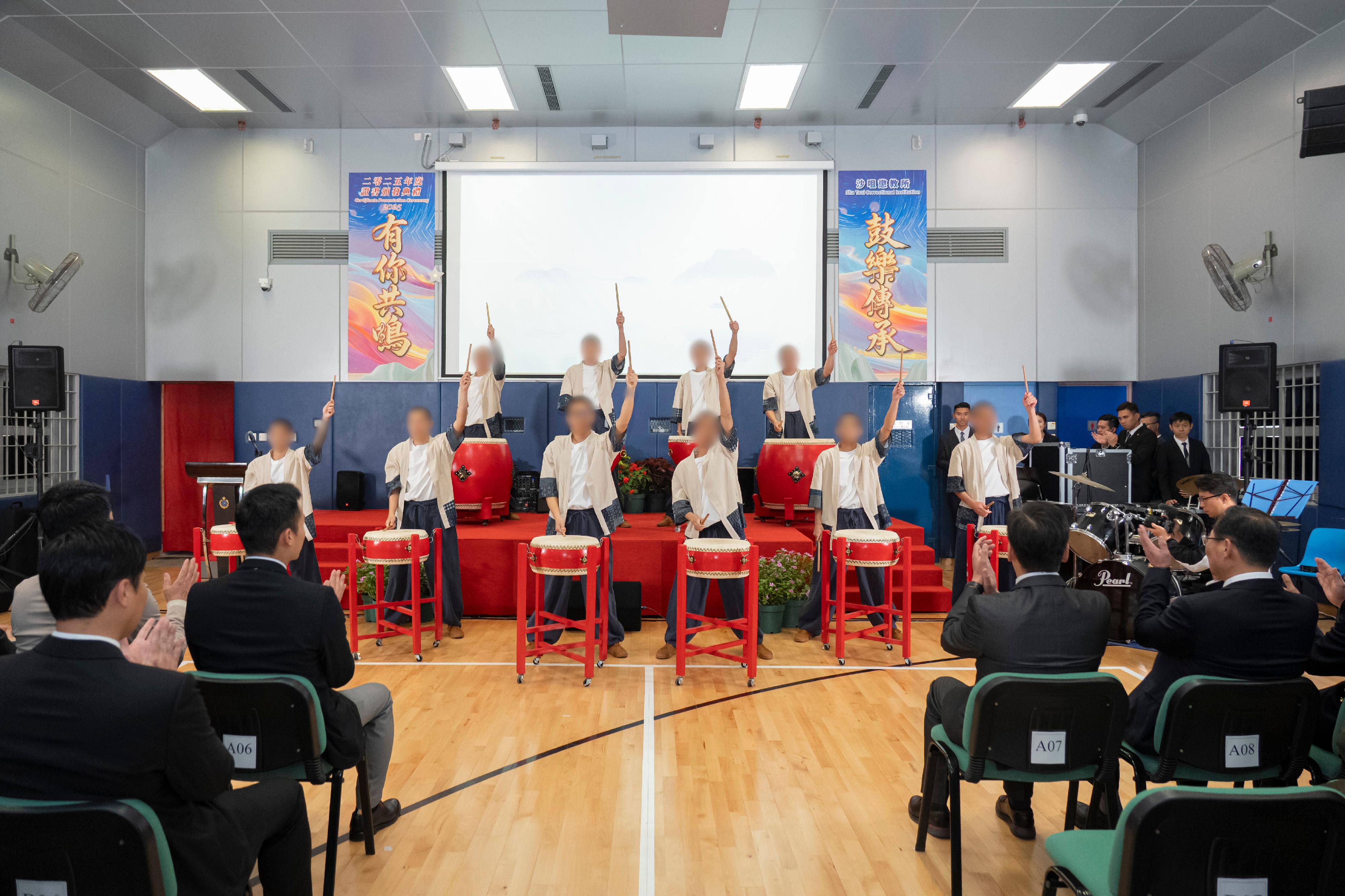 Young persons in custody at Sha Tsui Correctional Institution of the Correctional Services Department were presented with certificates at a ceremony today (March 11) in recognition of their efforts and achievements in studies and vocational examinations. Photo shows a Chinese drum performance by young persons in custody.