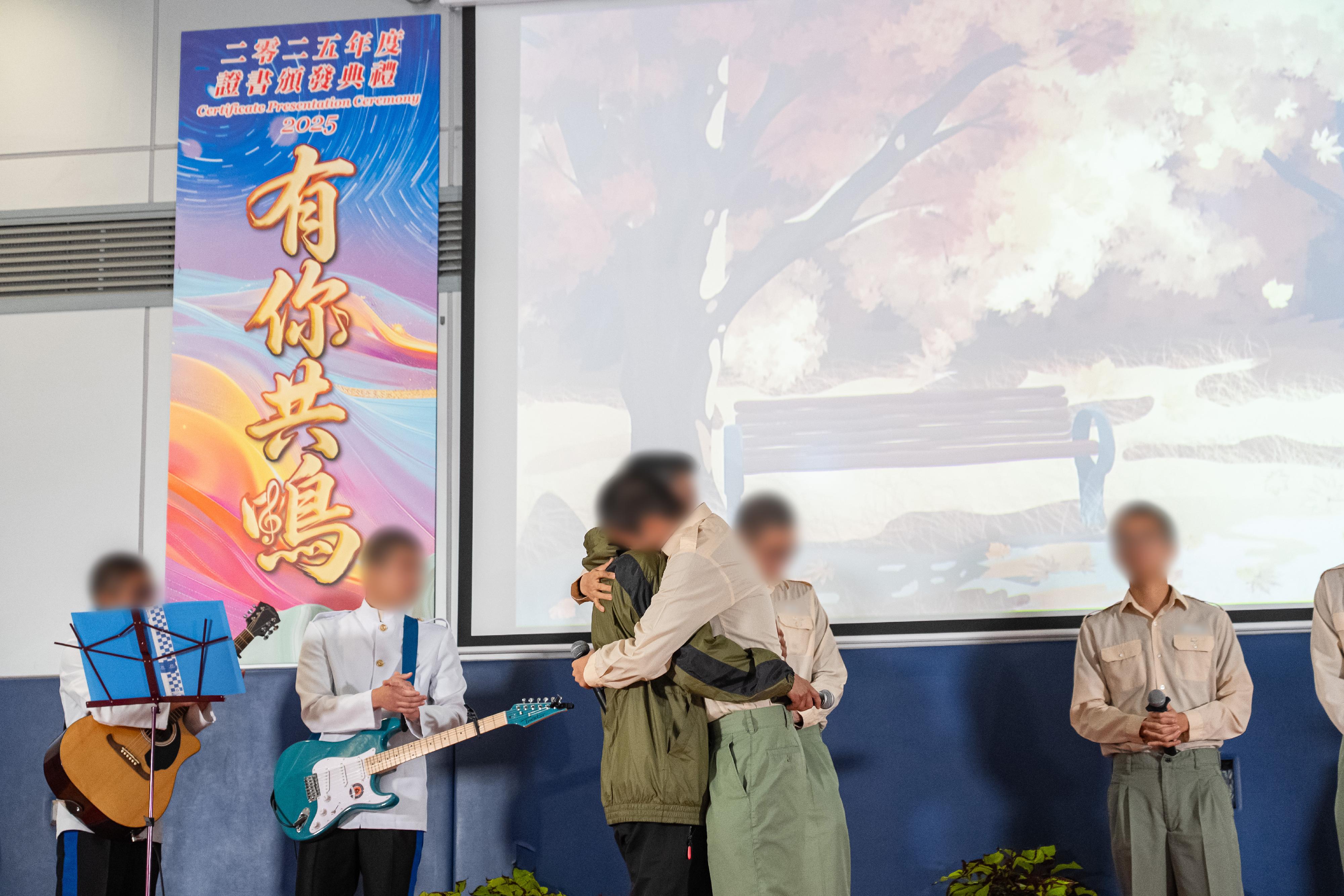 Young persons in custody at Sha Tsui Correctional Institution of the Correctional Services Department were presented with certificates at a ceremony today (March 11) in recognition of their efforts and achievements in studies and vocational examinations. Photo shows a young person in custody expressing gratitude to his father for his unwavering support.