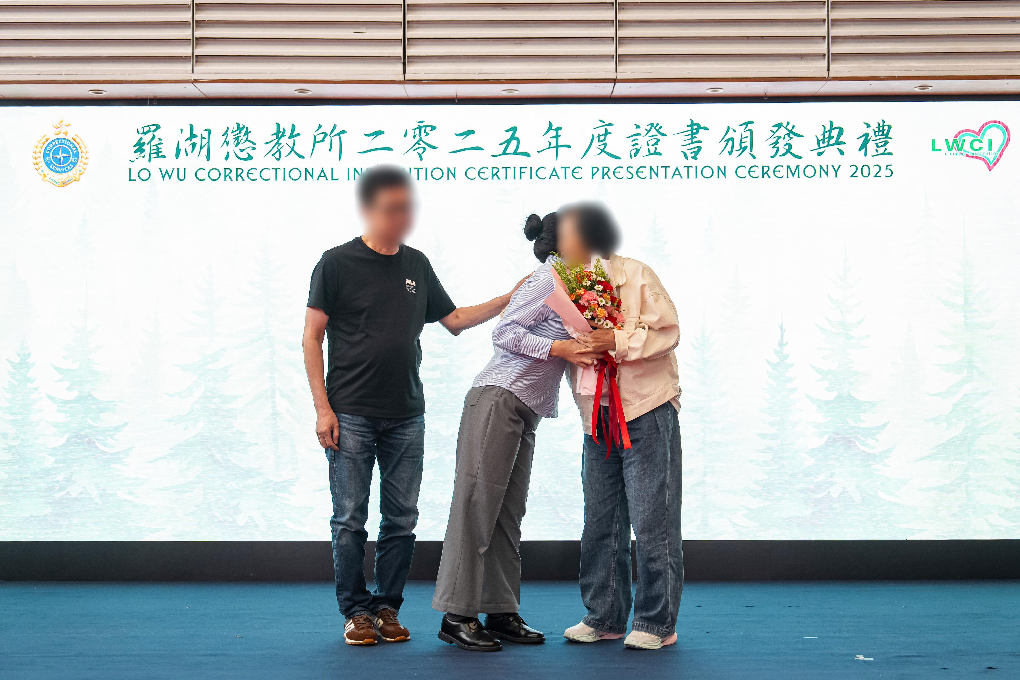 Persons in custody at Lo Wu Correctional Institution of the Correctional Services Department were presented with certificates at a ceremony today (March 18) in recognition of their efforts in pursuing studies. Photo shows a person in custody expressing gratitude to her family members for their support and encouragement.