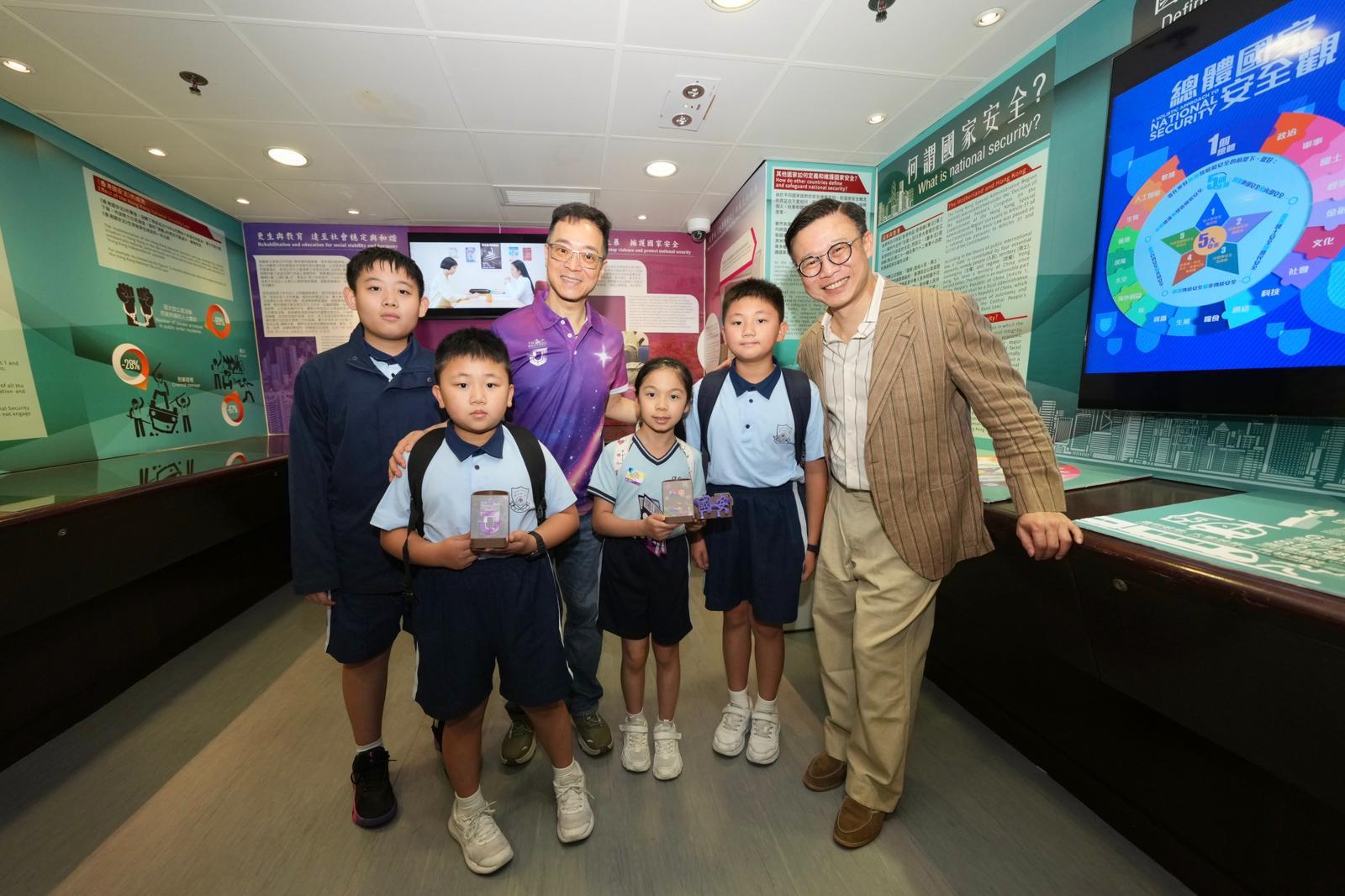 To support the 11th National Security Education Day on April 15 this year, the Correctional Services Department held an open day at the Hong Kong Correctional Services Museum and the Community Education Experience Centre today (April 11). Photo shows the Deputy Secretary for Justice, Dr Cheung Kwok-kwan (first right), and the Commissioner of Correctional Services, Mr Wong Kwok-hing (third left), posing for a group photo with students visiting the national security exhibition gallery in the Hong Kong Correctional Services Museum.